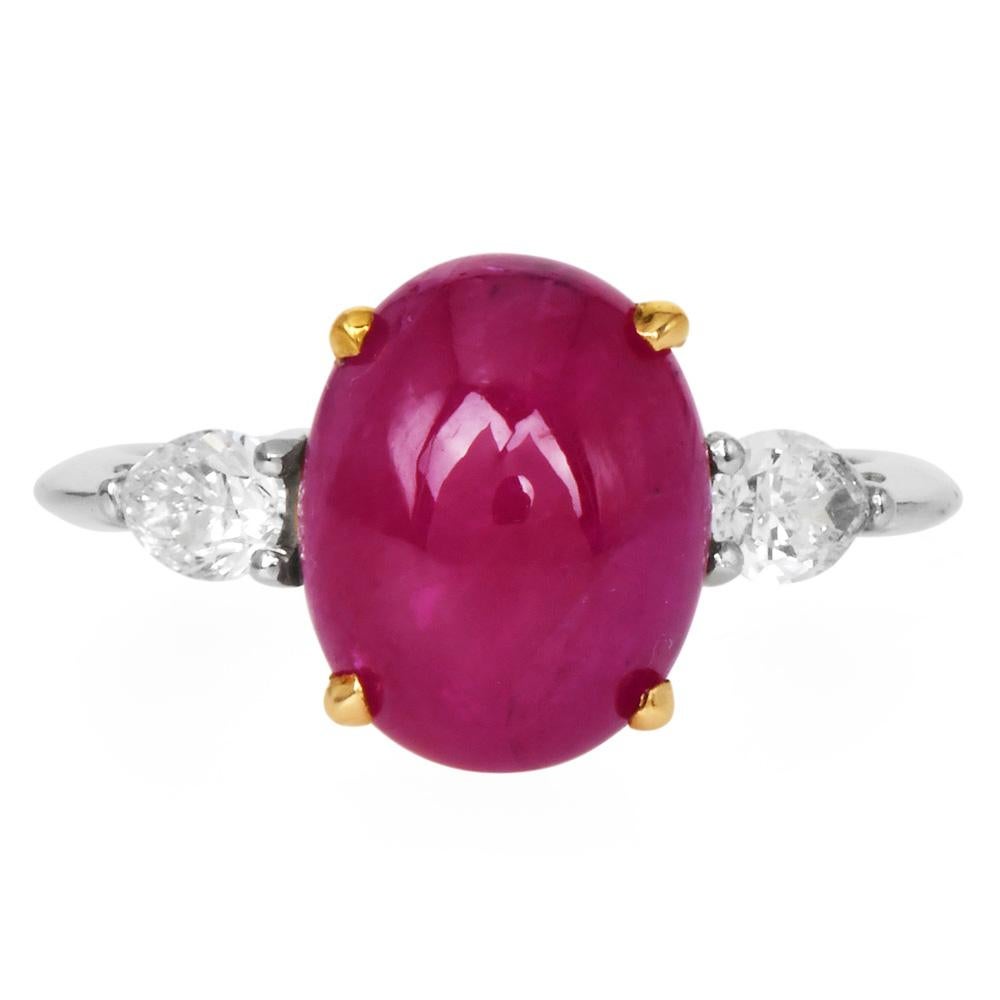 Eleganter, lebendiger Rubin mit Diamantakzenten - zeitloser Luxus

Dieser exquisite Ring mit drei Steinen enthält einen GIA-zertifizierten 5,39-karätigen erhitzten Rubin, der in einer auffälligen ovalen Cabochonform geschliffen ist. Der Rubin hat
