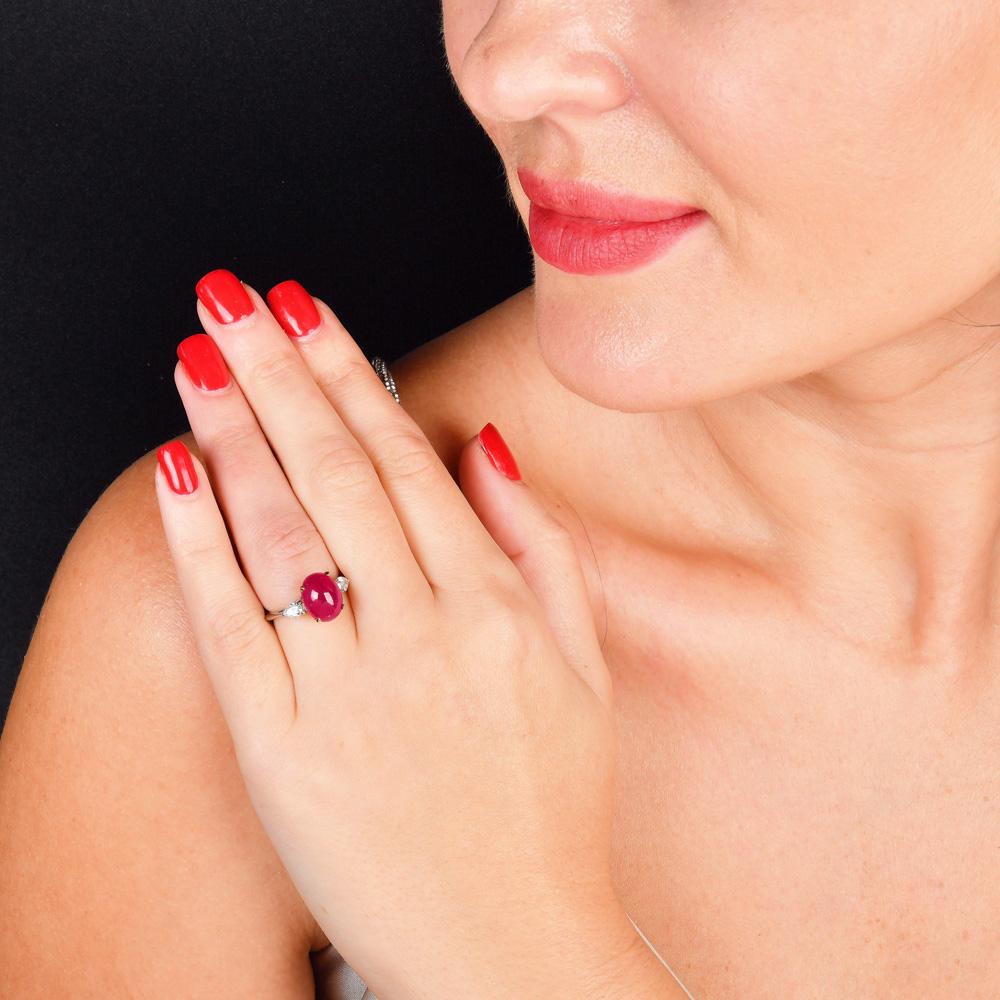 GIA Cabochon Rubin & Diamant Dreisteiniger Platinring Damen im Angebot