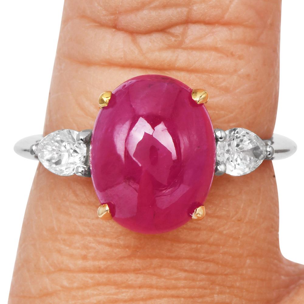 GIA Cabochon Rubin & Diamant Dreisteiniger Platinring im Angebot 1