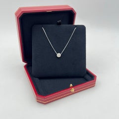 Collier GIA Cartier d'Amour en or blanc 18 carats avec pendentif « halo » orné d'un diamant de 0,51 carat