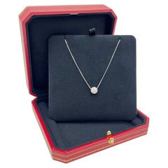 Collier GIA Cartier d'Amour en or blanc 18 carats avec pendentif « halo » orné d'un diamant de 0,51 carat