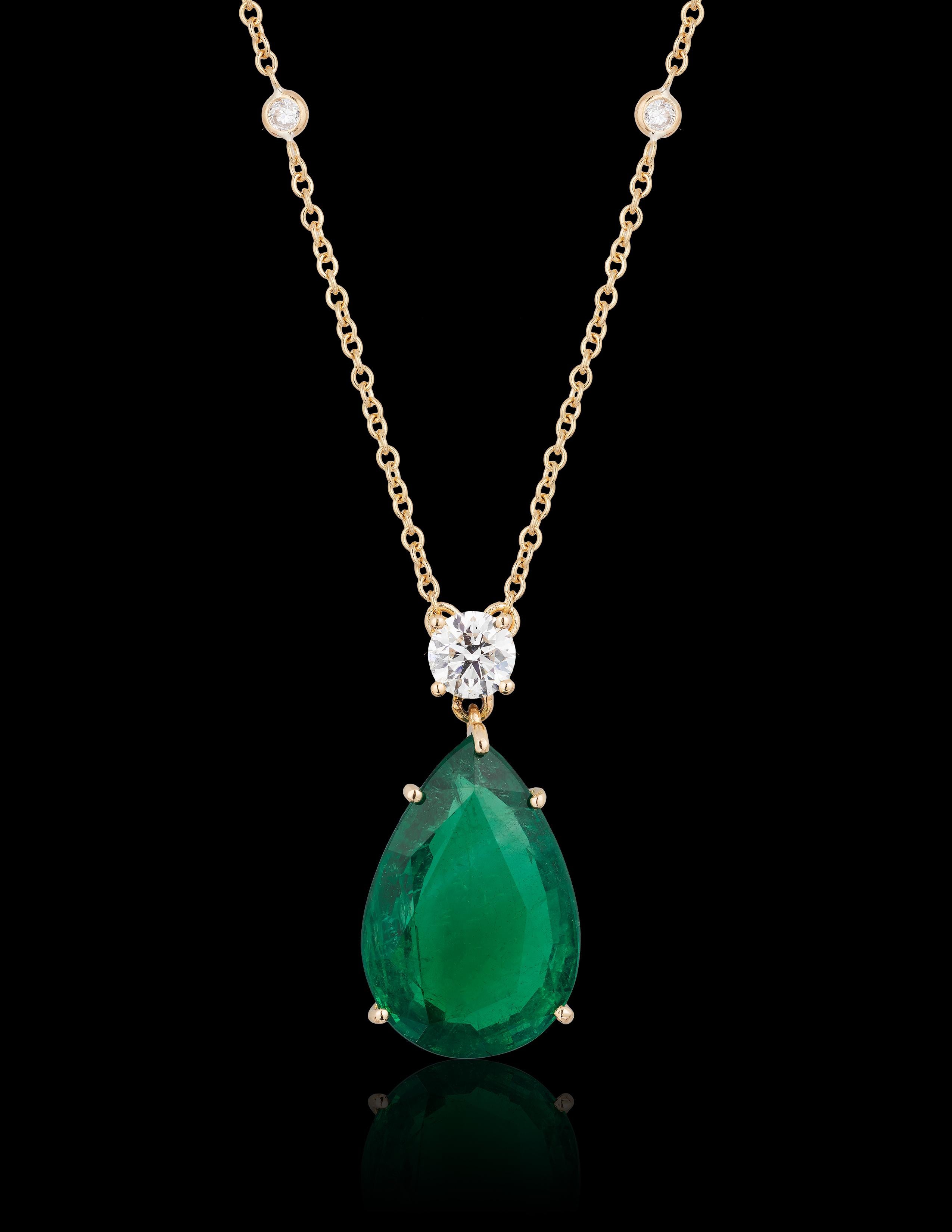 Contemporary GIA CDC Certified 16.10 Carat Emerald Diamond 18 Karat Yellow Gold Pendant For Sale