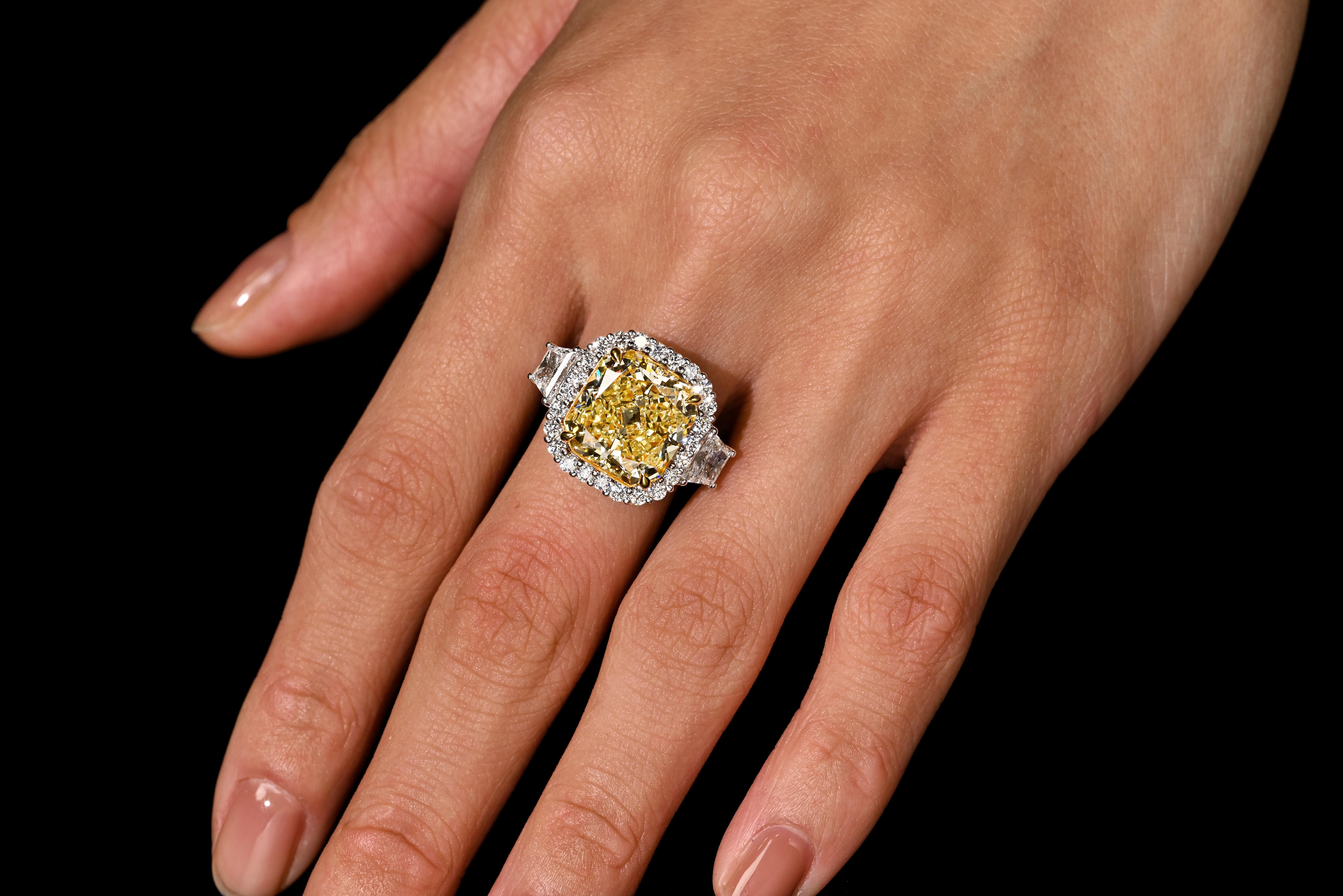 Moderno Certificato GIA. Anello con diamante giallo intenso radioso e taglio a mezza luna da 10,20 carati in vendita