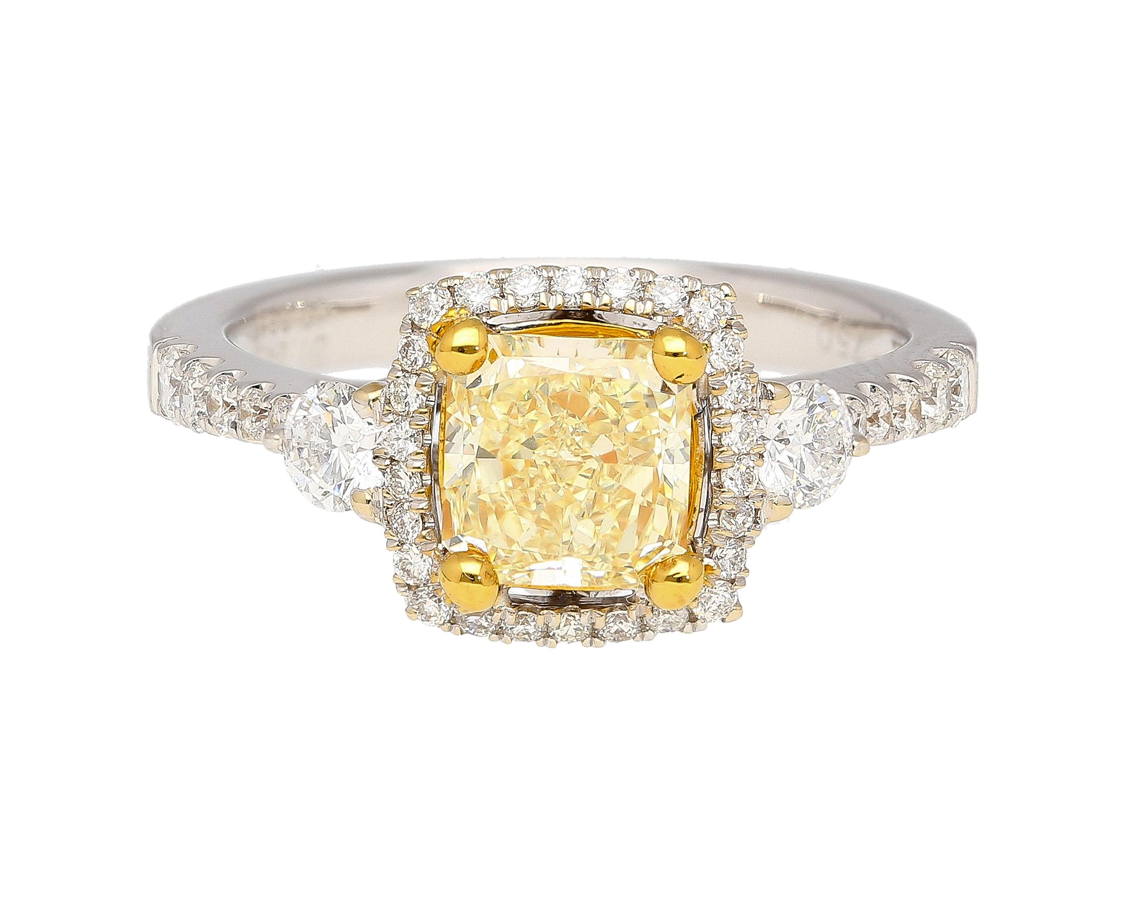 Bague de fiançailles en or blanc et jaune 18 carats certifiée GIA de 1,24 carat de diamant radiant Fancy Yellow. La pierre est certifiée par le GIA comme étant de couleur Y-Z, ce qui signifie qu'elle présente une teinte jaune proche de la couleur