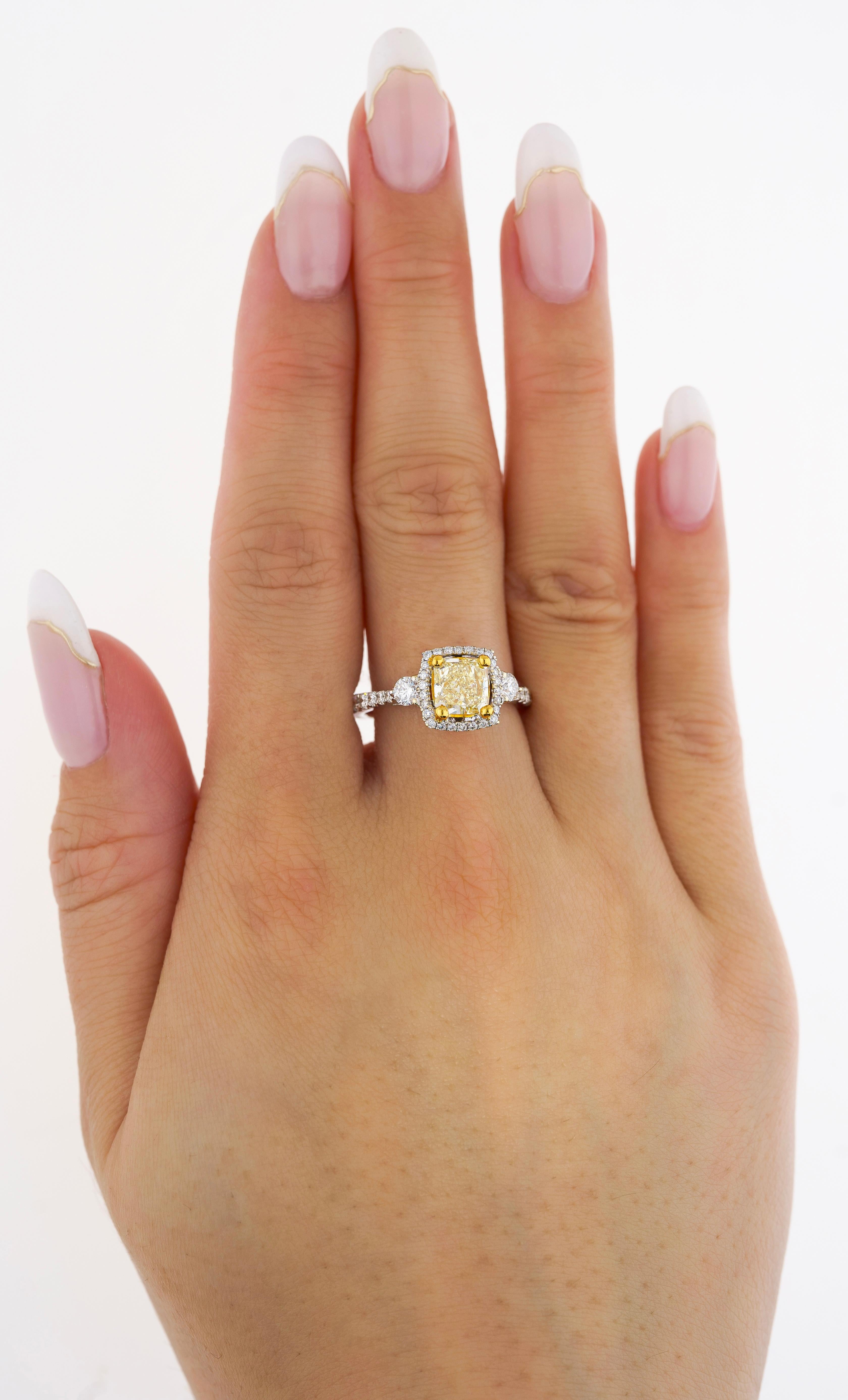 Bague en or blanc 18 carats avec diamant jaune taille radiant de 1,24 carat certifié GIA en vente 1