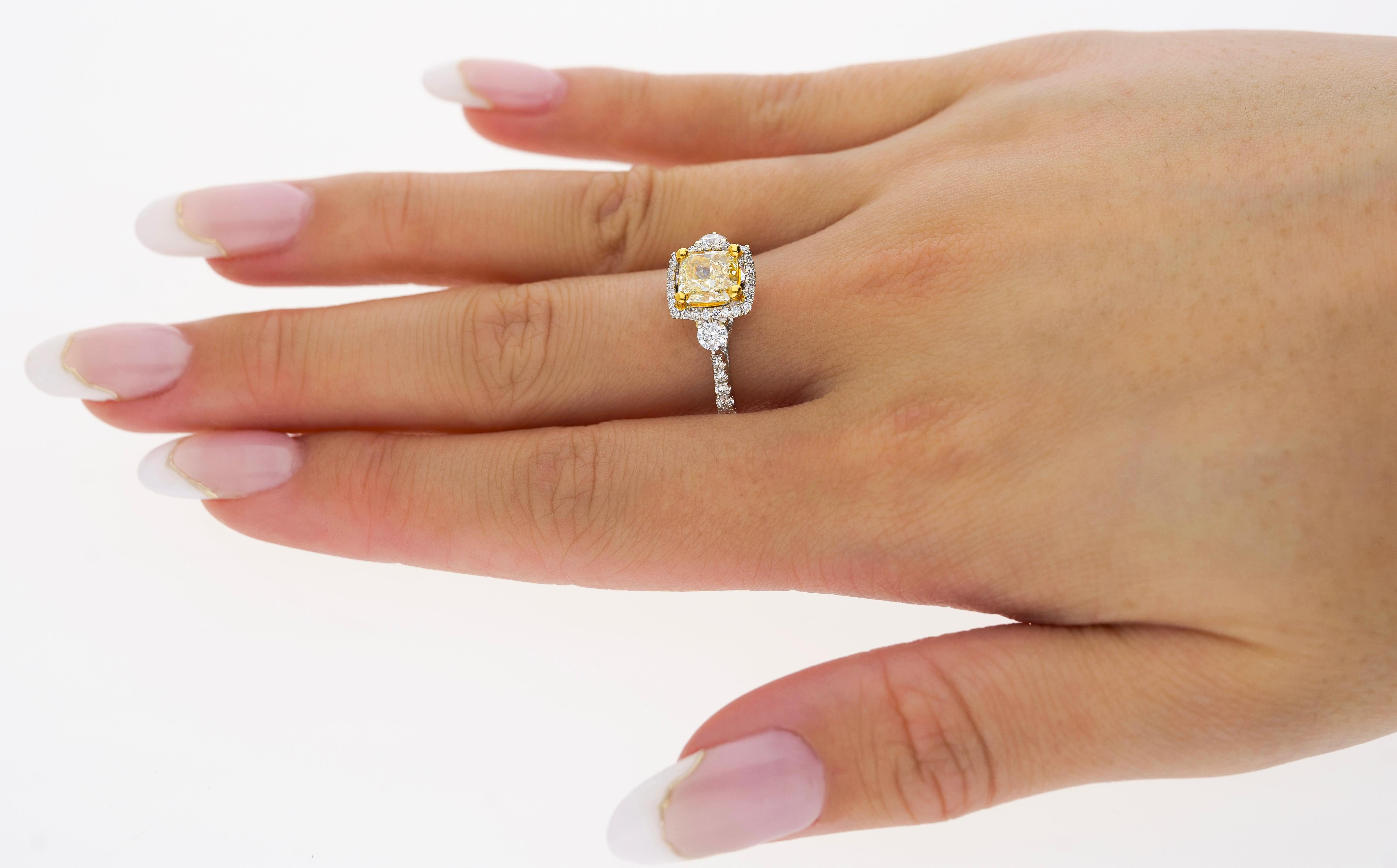 Bague en or blanc 18 carats avec diamant jaune taille radiant de 1,24 carat certifié GIA en vente 2