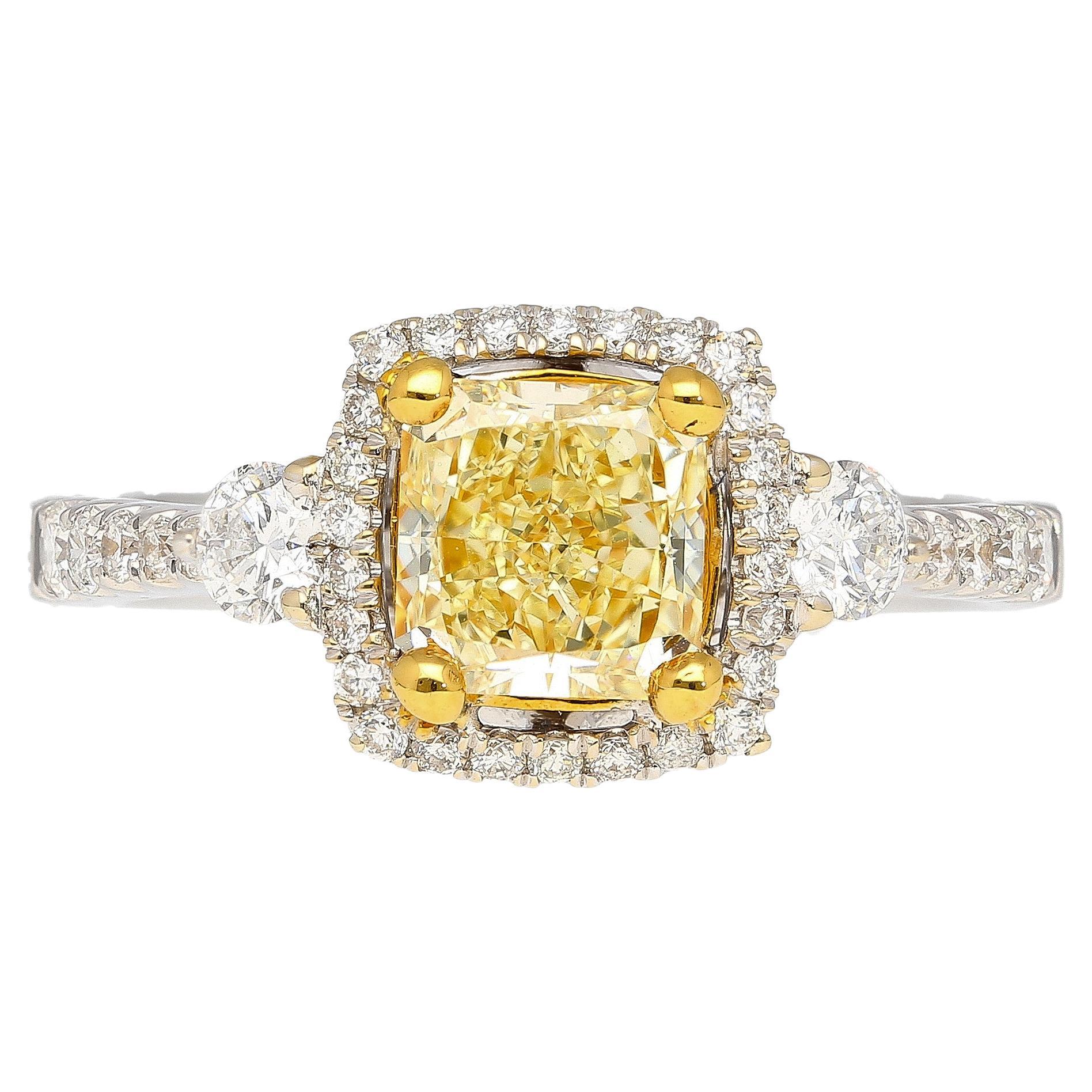 Bague en or blanc 18 carats avec diamant jaune taille radiant de 1,24 carat certifié GIA en vente