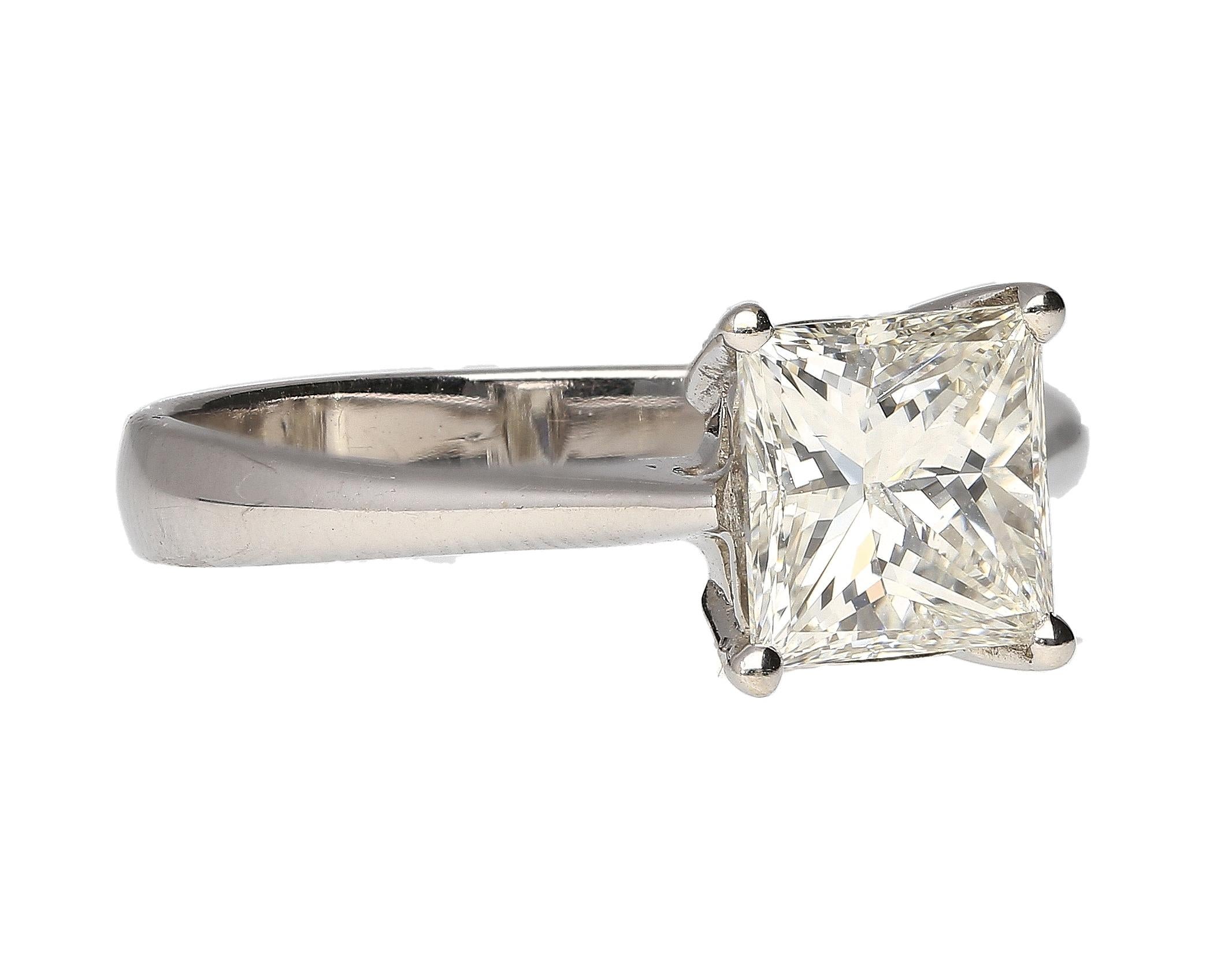 Donna Certificato GIA. Anello con solitario di diamanti taglio principessa da 1,64 carati in oro bianco 18 carati in vendita