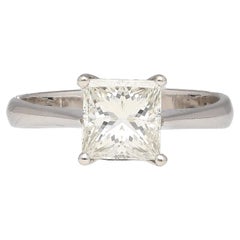 Bague en or blanc 18 carats sertie d'un diamant de 1,64 carat taille princesse certifié par le GIA