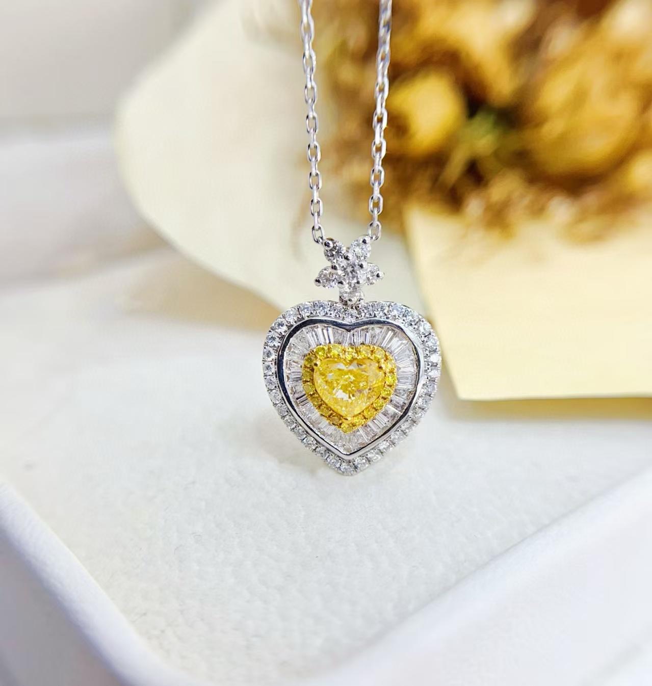 Collana con fiocco di neve di diamanti gialli a forma di cuore e Baguette in oro 18K certificata GIA

Pietra principale D - 1,00 CT (con certificazione GIA)
A. Stone D - 1.06 CT 
Peso totale - 4,89 GM

Gemma certificata: Il diamante giallo di questa
