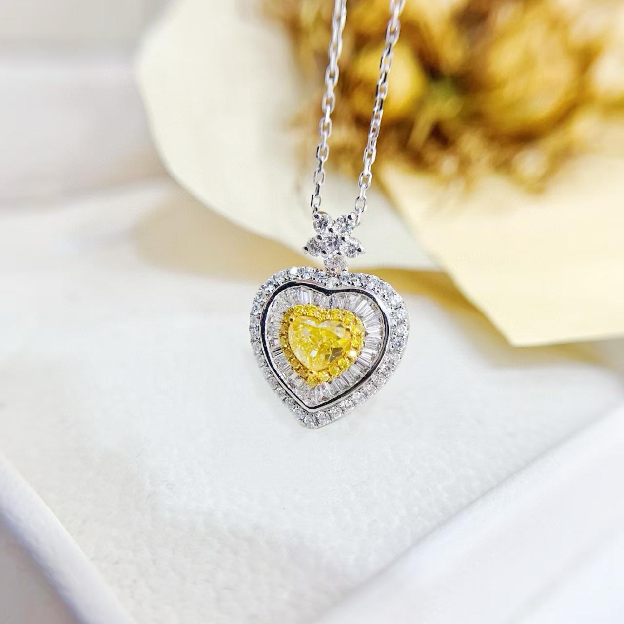 Moderno GIA Cert 18K oro Cuore a forma di diamante giallo Baguette Collana Halo in vendita
