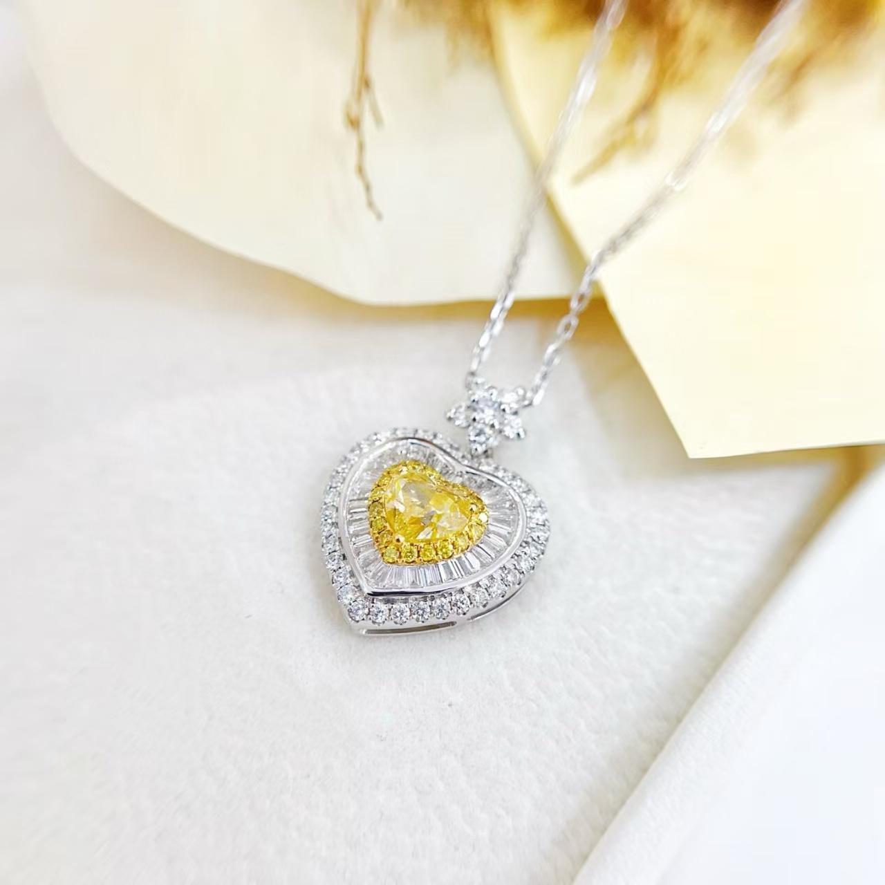 Taglio baguette GIA Cert 18K oro Cuore a forma di diamante giallo Baguette Collana Halo in vendita
