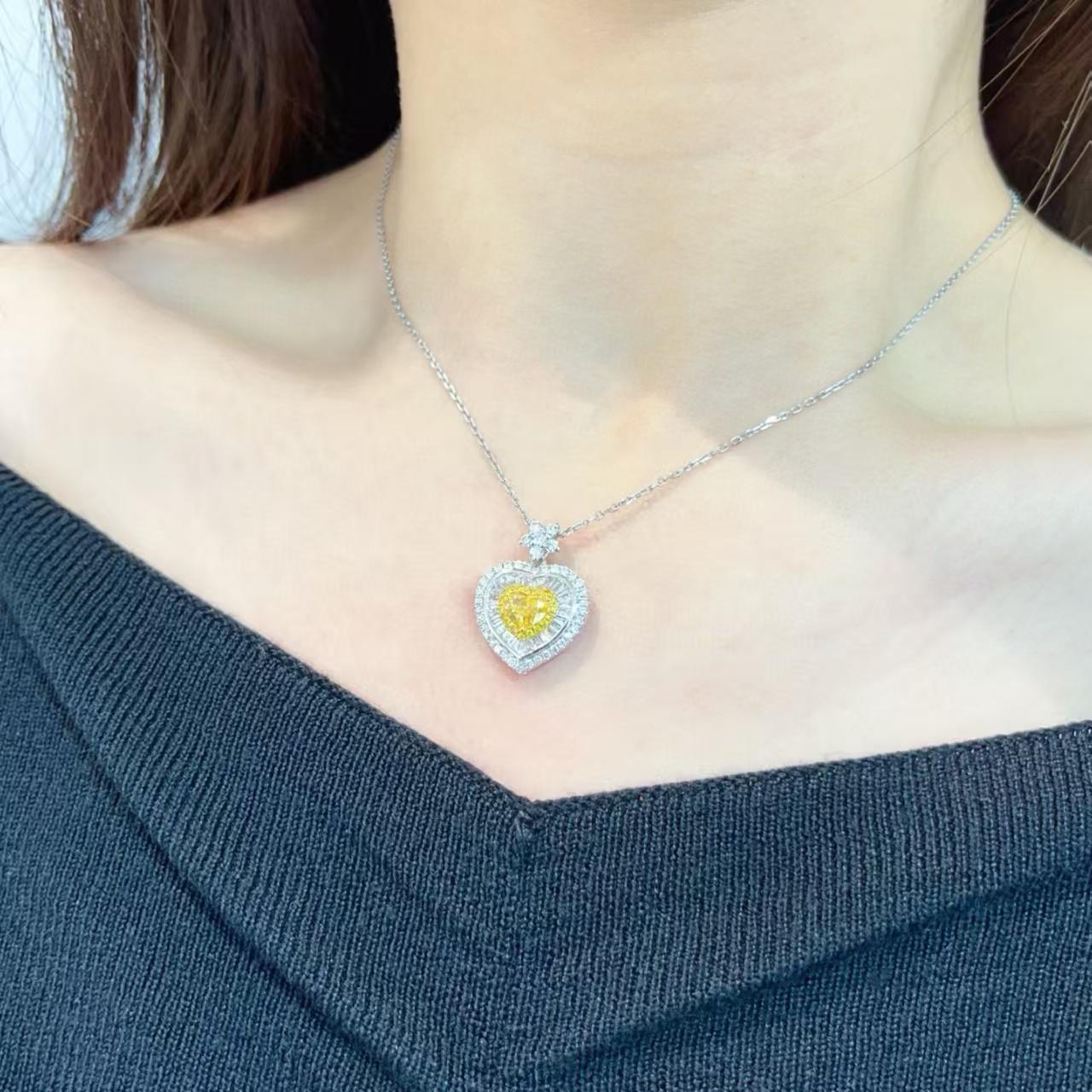 GIA Cert 18K oro Cuore a forma di diamante giallo Baguette Collana Halo In condizioni Nuovo in vendita a Kowloon, HK