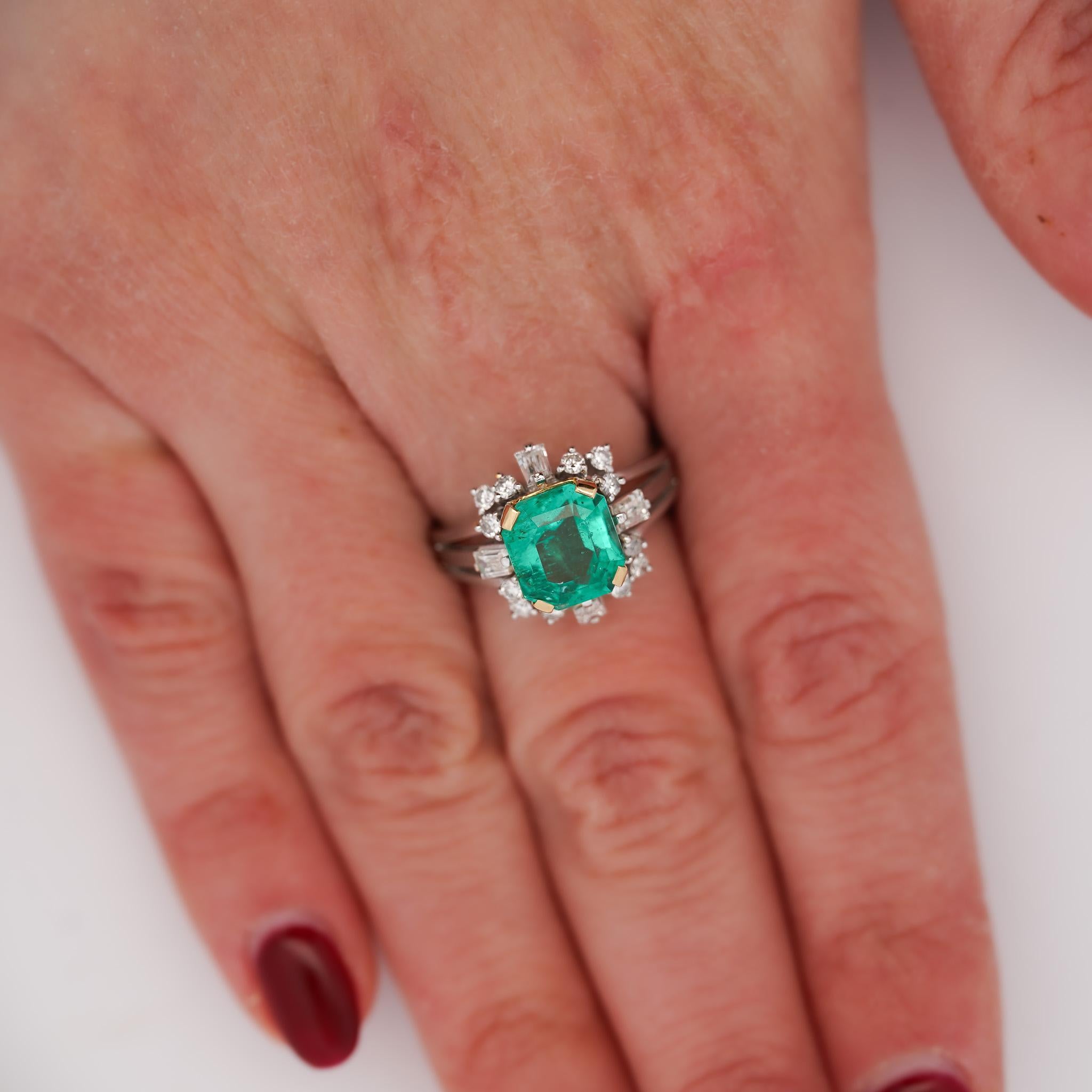 Certificado GIA Esmeralda colombiana de 2,59 quilates y diamante Anillo de cóctel de oro y platino en venta 5