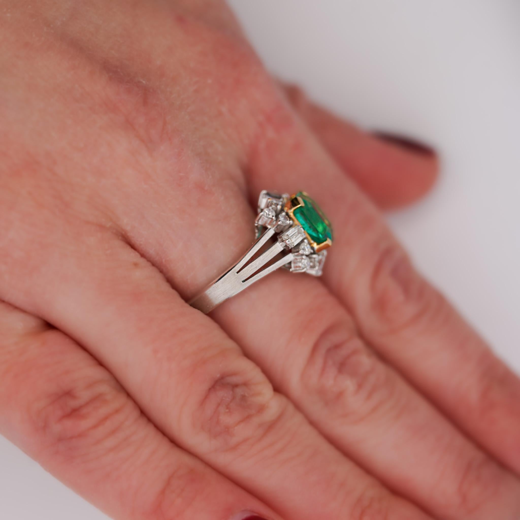 Certificado GIA Esmeralda colombiana de 2,59 quilates y diamante Anillo de cóctel de oro y platino en venta 7