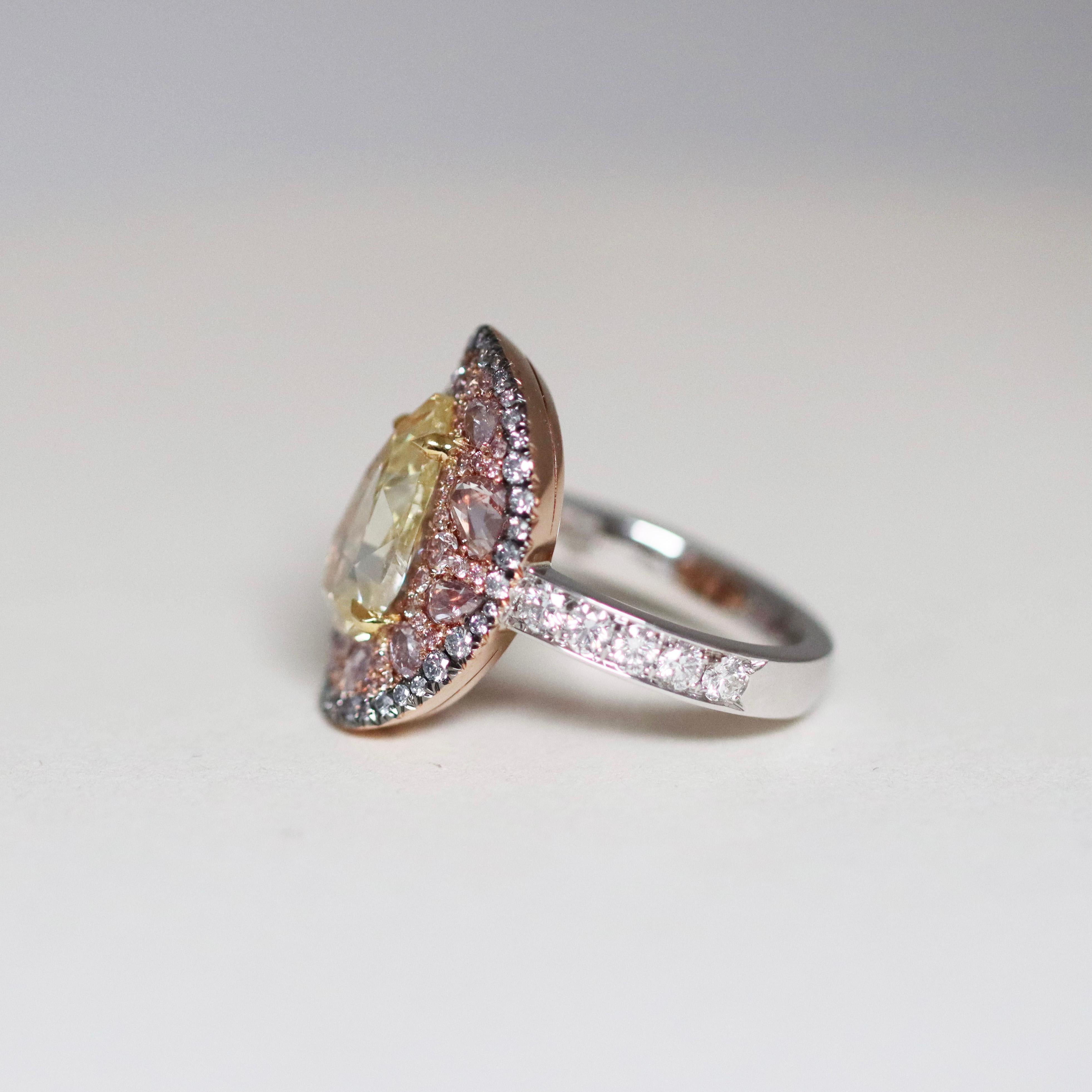 Art nouveau GIA Cert. 3 Ct. Bague fantaisie en forme de poire avec diamants jaunes taille rose et diamants bleus en vente