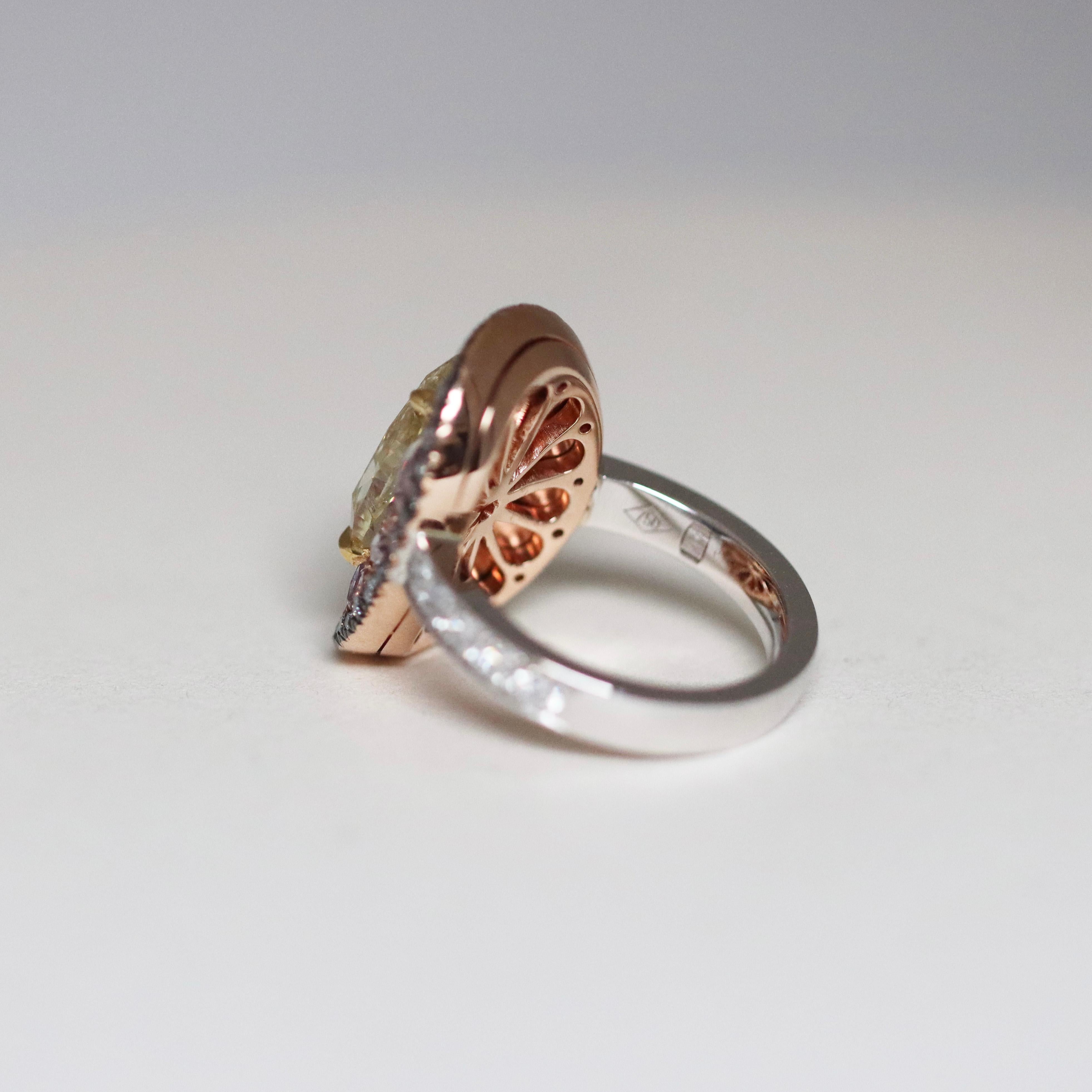 Taille rose GIA Cert. 3 Ct. Bague fantaisie en forme de poire avec diamants jaunes taille rose et diamants bleus en vente