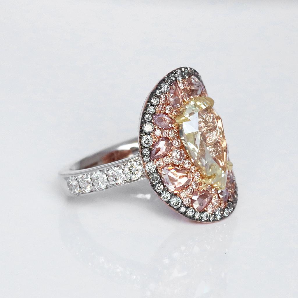 Taille rose GIA Cert. 3 Ct. Bague fantaisie en forme de poire avec diamants jaunes taille rose et diamants bleus en vente