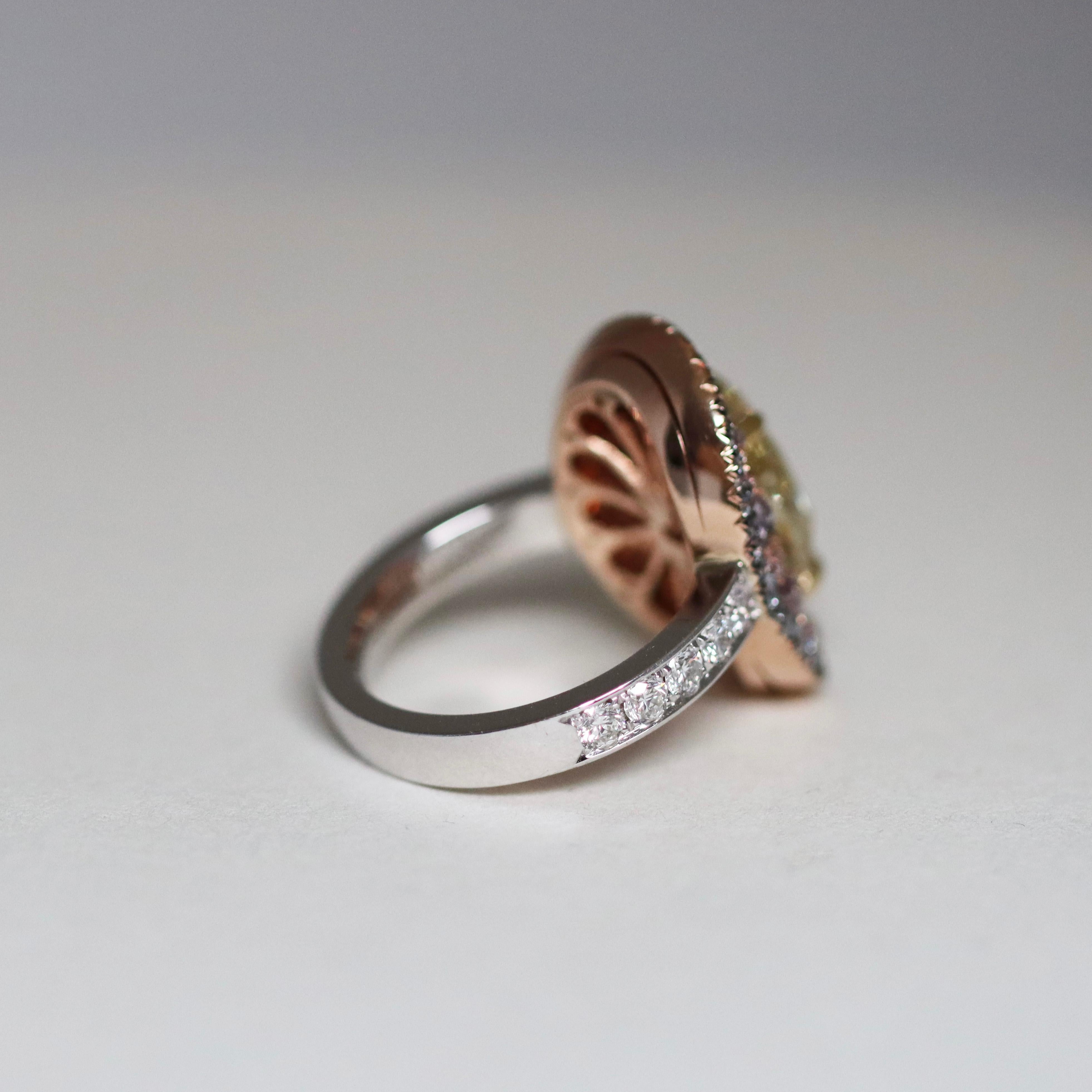 GIA Cert. 3 Ct. Bague fantaisie en forme de poire avec diamants jaunes taille rose et diamants bleus Pour femmes en vente