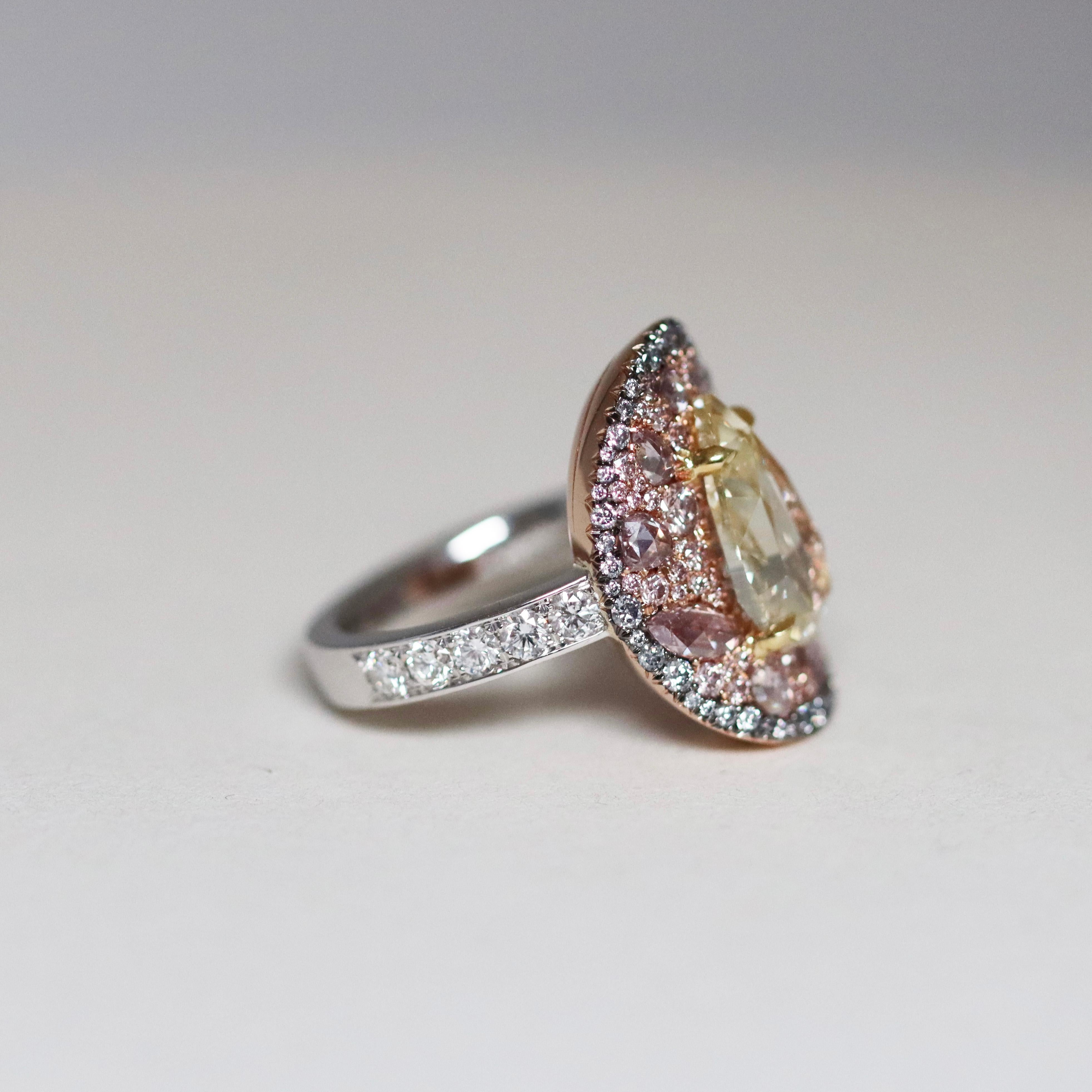 GIA Cert. 3 Ct. Bague fantaisie en forme de poire avec diamants jaunes taille rose et diamants bleus en vente 1