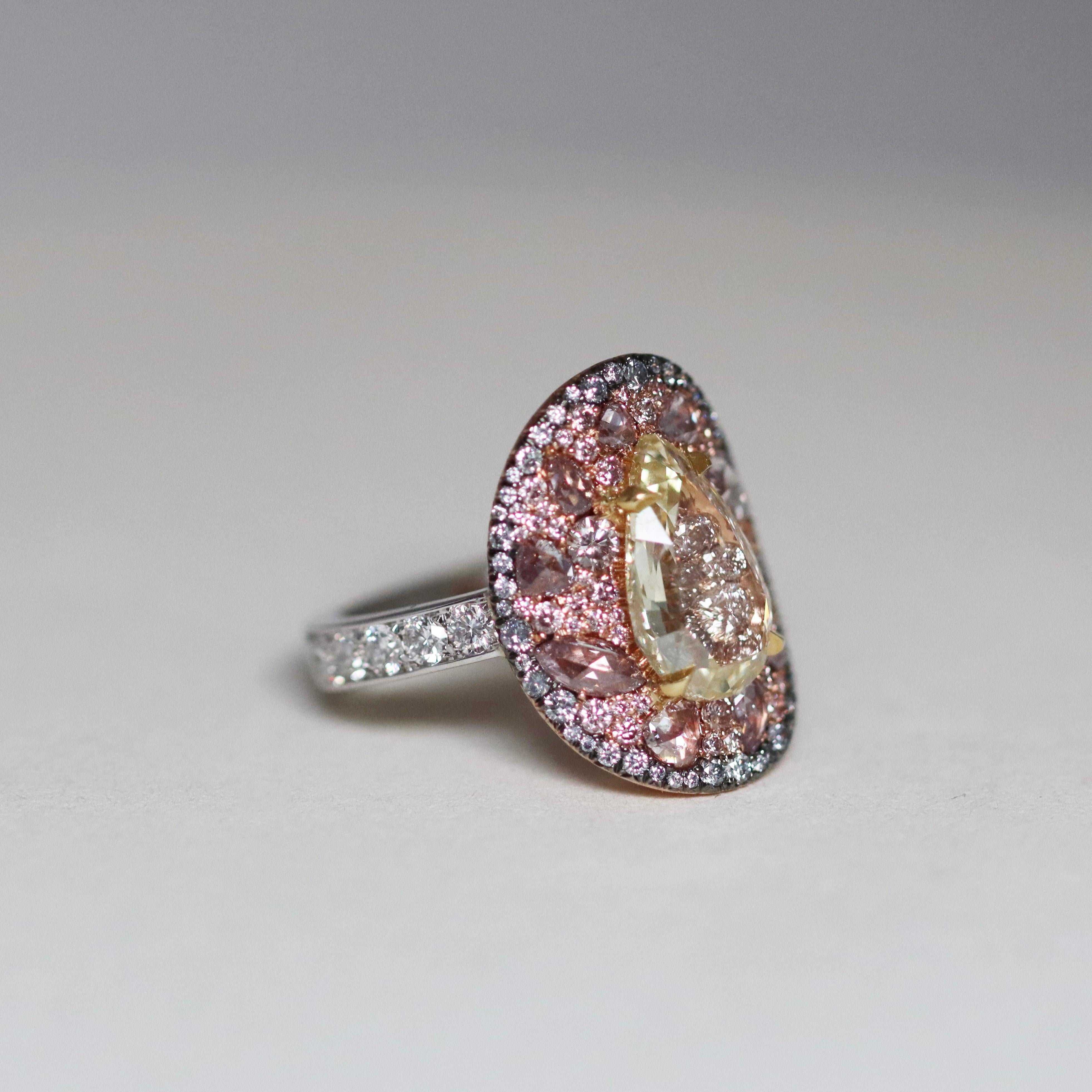 GIA Cert. 3 Ct. Bague fantaisie en forme de poire avec diamants jaunes taille rose et diamants bleus en vente 2