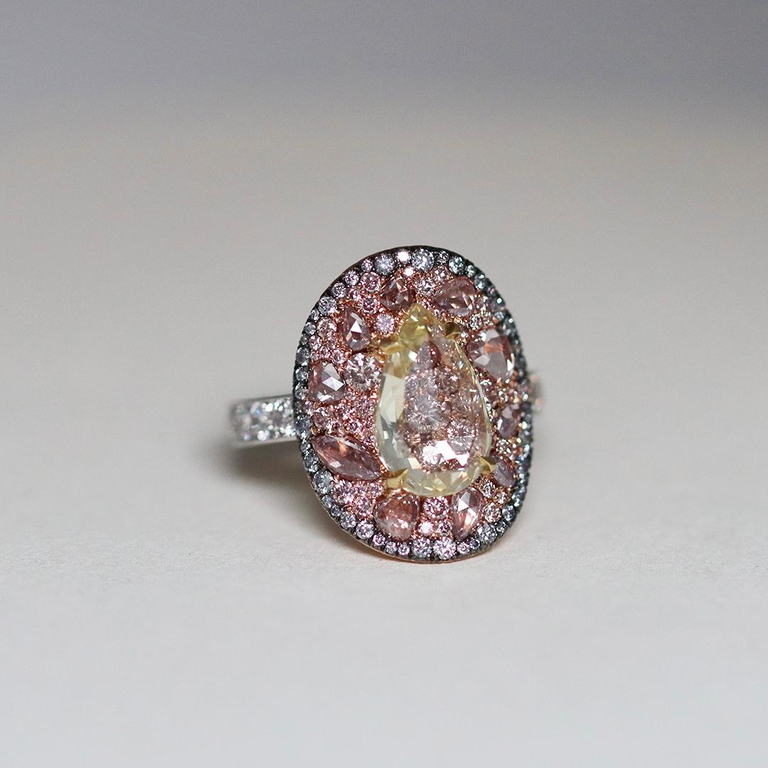 GIA Cert. 3 Ct. Bague fantaisie en forme de poire avec diamants jaunes taille rose et diamants bleus en vente 3