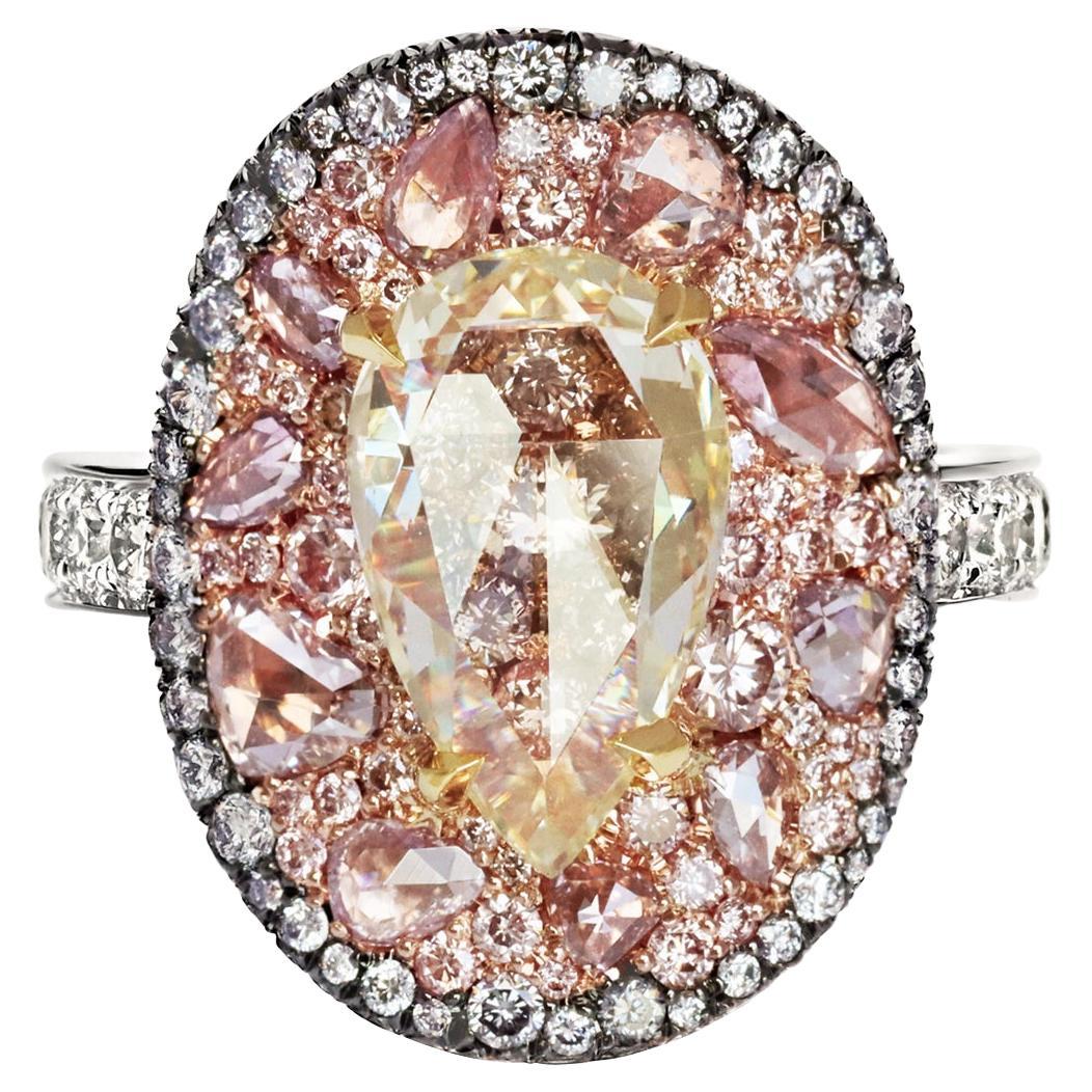 GIA-Zertifikat. 3 kt. Ring mit gelbem, birnenförmigem Diamant im Rosenschliff und rosa, blauem Diamanten