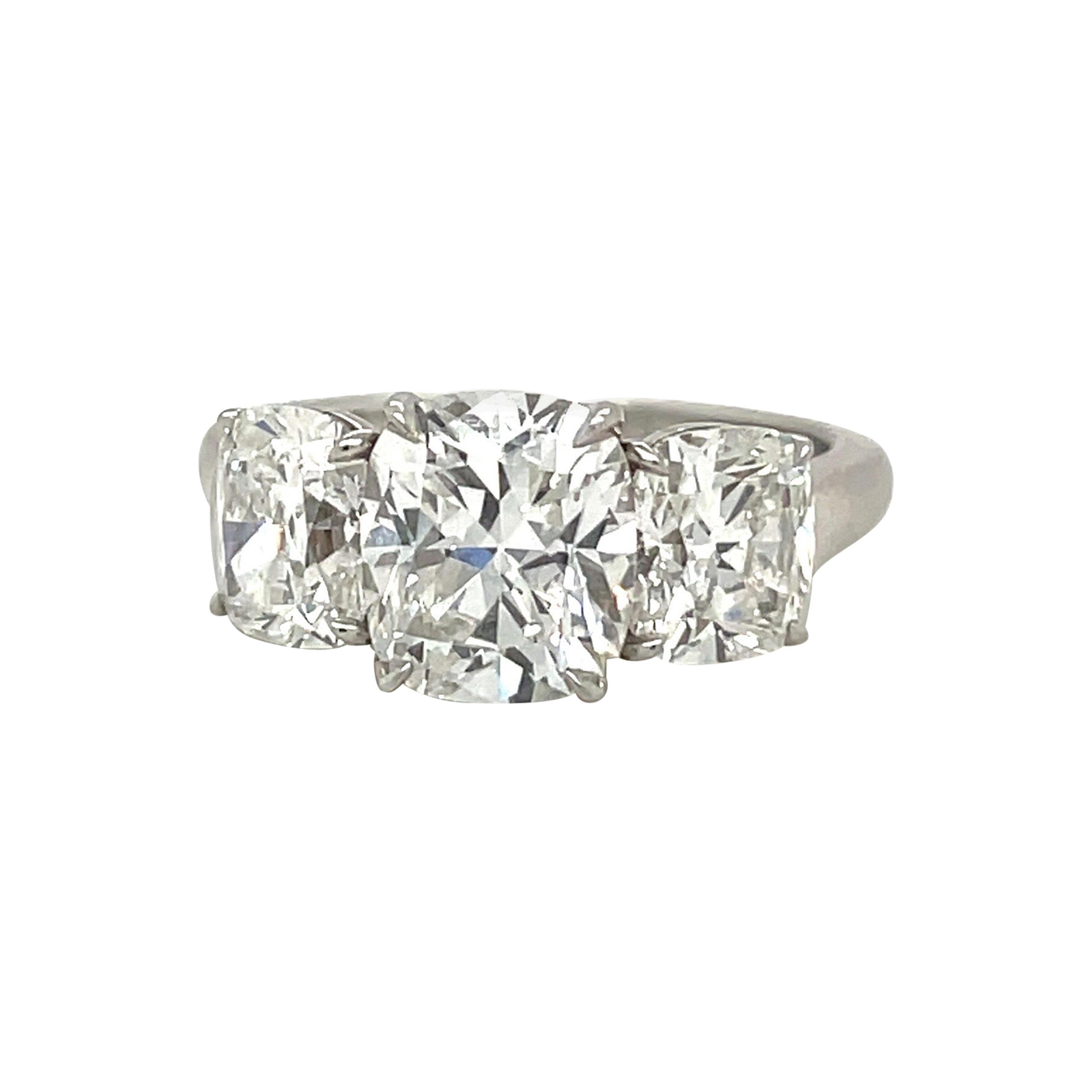 GIA-zertifizierter 3er-Stein, 2,02 Karat Kissenförmiger Diamantring in F-Farbe im Angebot