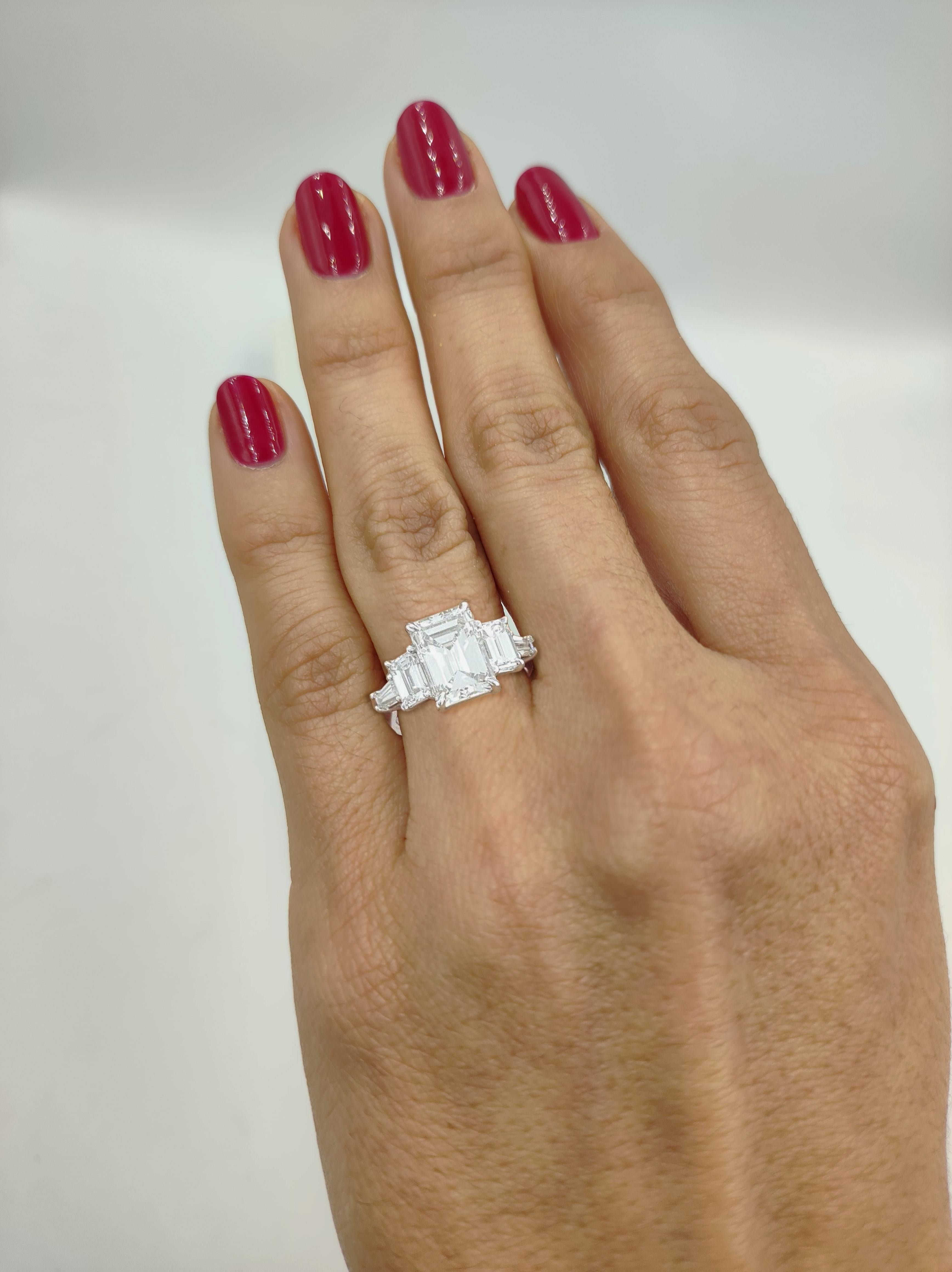 Contemporain GIA Certified 4 Carat Emerald Cut Diamond Three stones 18K White Gold Ring (bague en or blanc 18 carats) en vente