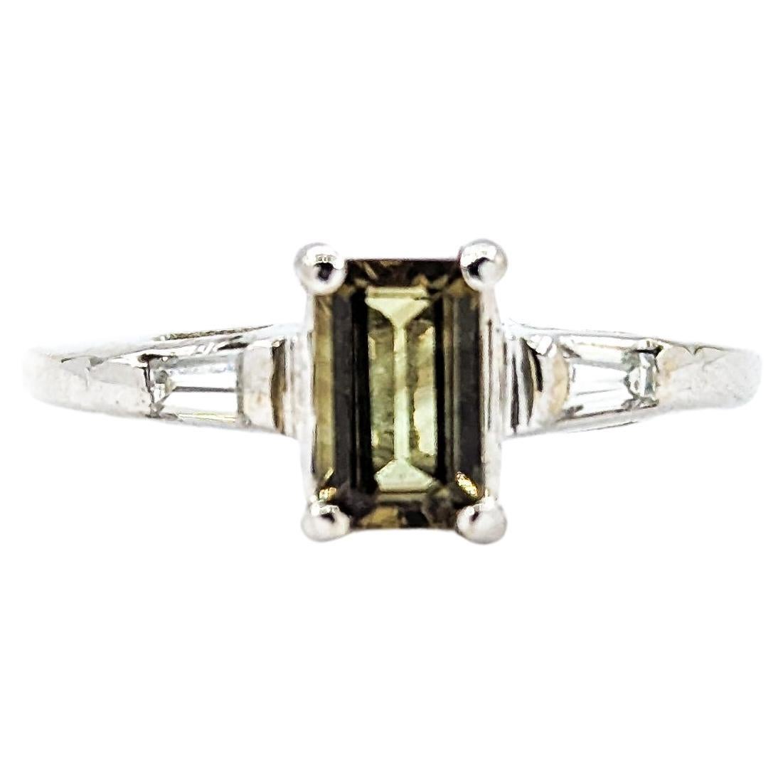 GIA Cert .77ct Alexandrit & Diamant Vintage Hochzeit Set in Weißgold

Wir präsentieren diesen wunderschönen Vintage-Ring aus 14 Karat Weißgold. In der Mitte des Rings befindet sich ein Baguette-Diamant von 0,12 ct, der mit seiner Reinheit von VS und
