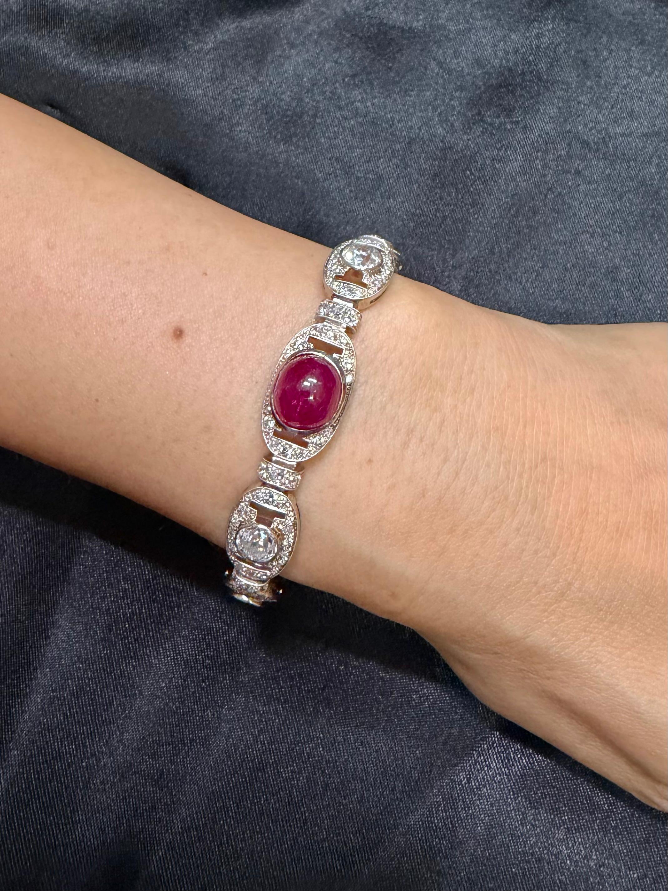 Bitte sehen Sie sich das HD-Video an! Hier ist ein beeindruckendes Art-Déco-Armband aus Platin mit allem Drum und Dran. Die natürlichen Rubine sind GIA-zertifiziert Burma ohne jede Wärmebehandlung. In dieser Armbandfassung befinden sich 2 nahezu