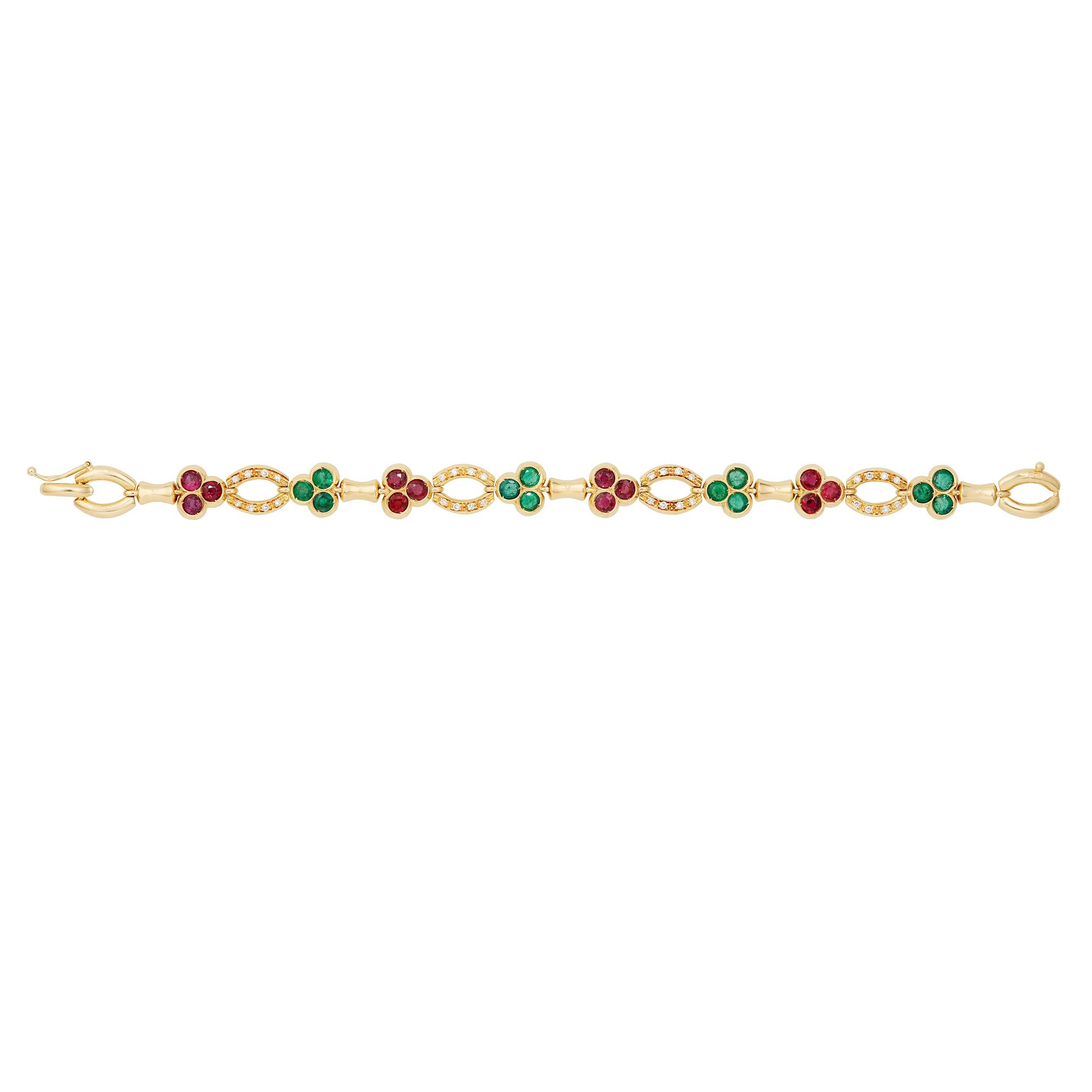 Bracelet vintage signé Fred of Paris en parfait état.  Des rubis et des émeraudes d'une vivacité et d'une clarté stupéfiantes, comme vous n'en avez jamais vu.  Le bracelet comporte 4 maillons à motif de feuille de trèfle avec 3 rubis ronds pesant