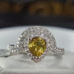 Certificato GIA. Anello da cocktail/fidanzamento in platino con zaffiro giallo verdastro e diamante