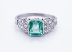 Bague en platine à diamants et coussin d'émeraude de Colombie verte naturelle certifiée GIA, années 1930