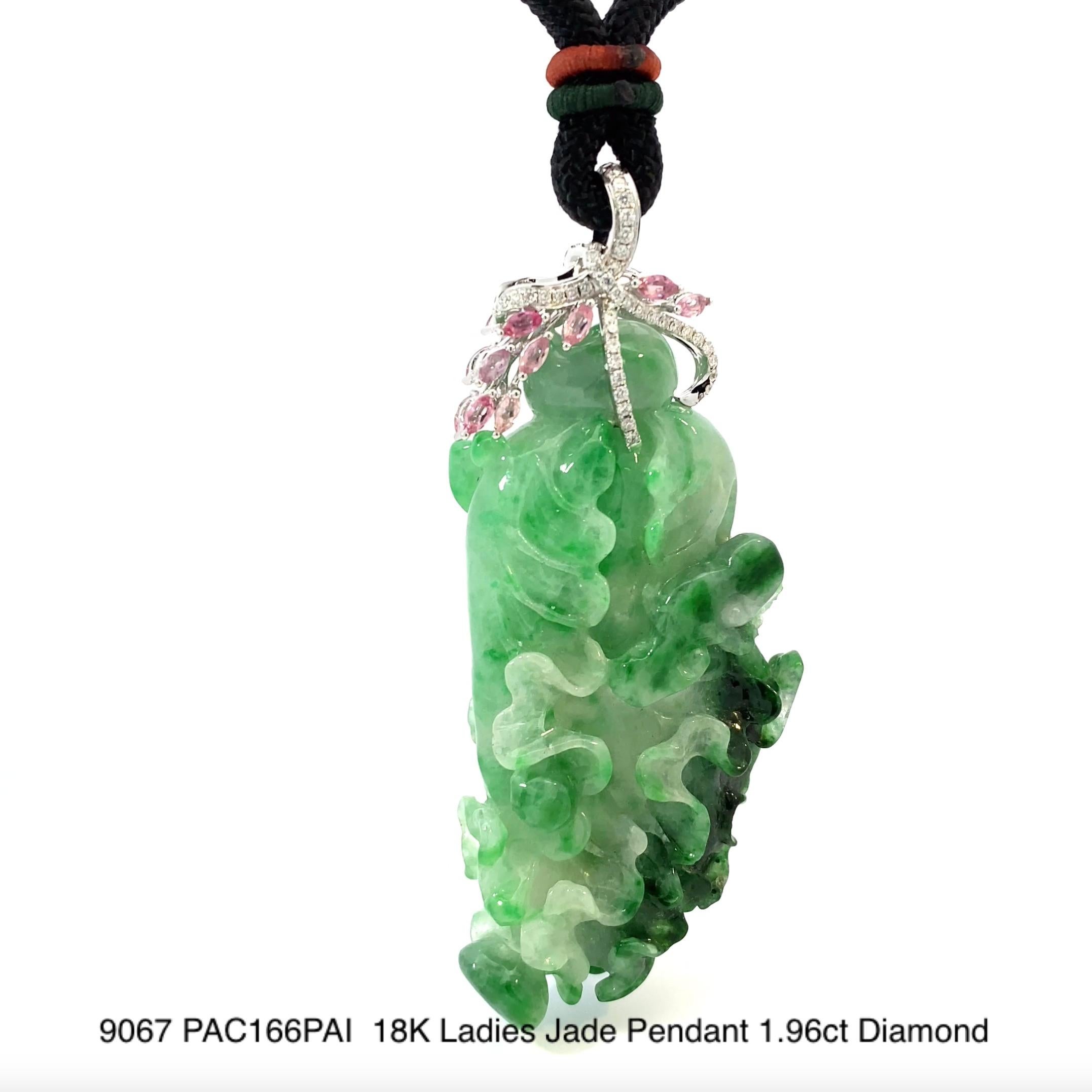 Articolo #9067

Certificato GIA 
Ciondolo di giadeite da donna in 18 carati con diamante da 1,96 carati 
Incastonato in un pendente di metallo bianco con sedici brillanti rosa modificati a marquise e numerosi brillanti rotondi quasi incolori.