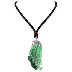 Colgante de jadeíta certificado por el GIA con diamantes