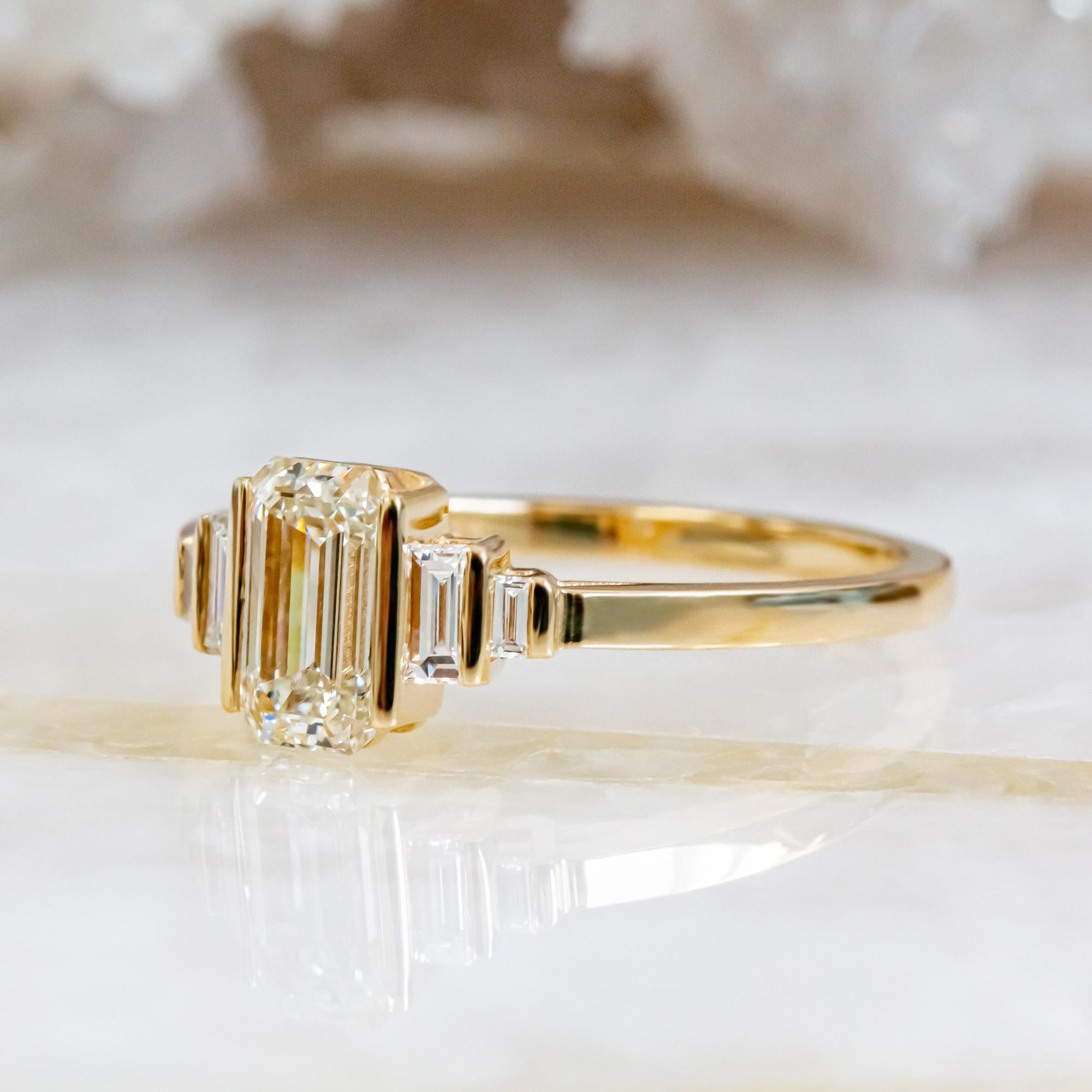 GIA Certidies 1.20 Art Deco Emerald Cut & Baguette Cuts Natural In New Condition For Sale In רמת גן, IL