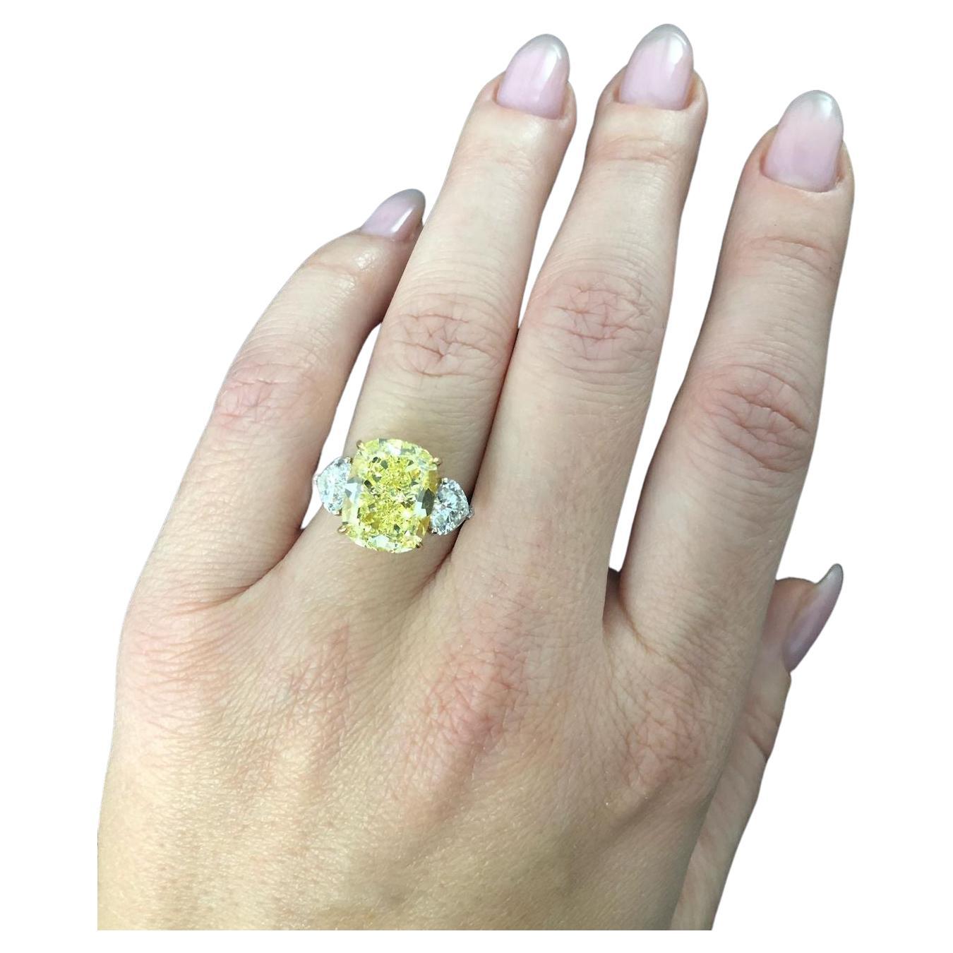 Taille coussin Bague en diamant de 5.52 carats de couleur jaune fantaisie, taille coussin allongée, certifiée par le GIA en vente