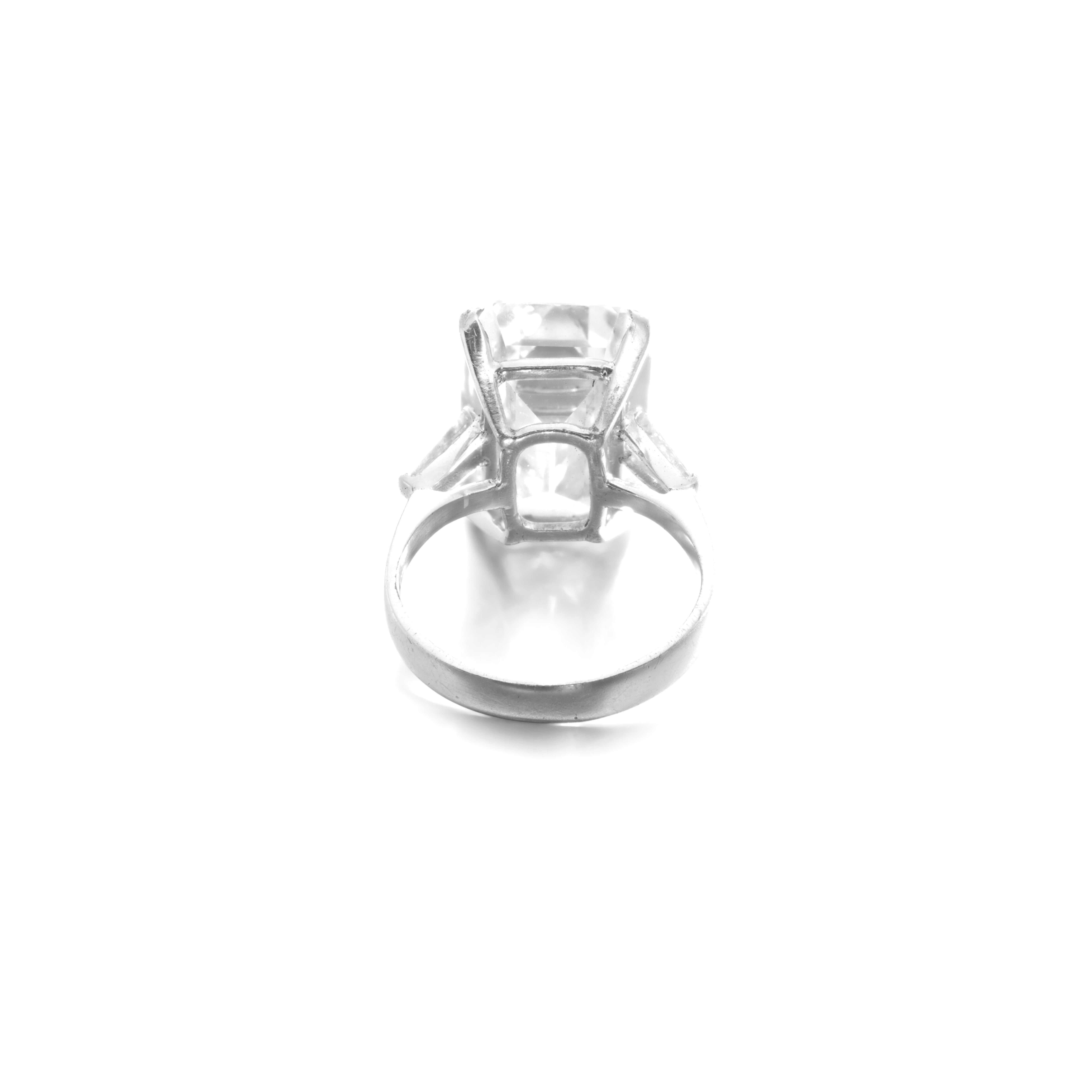 Exquisito anillo de compromiso de diamantes talla esmeralda de 10 quilates - Certificado GIA

Deléitate con la elegancia atemporal de este impresionante Anillo de Compromiso de Diamantes de Corte Esmeralda de 10.00 quilates con Certificación GIA,