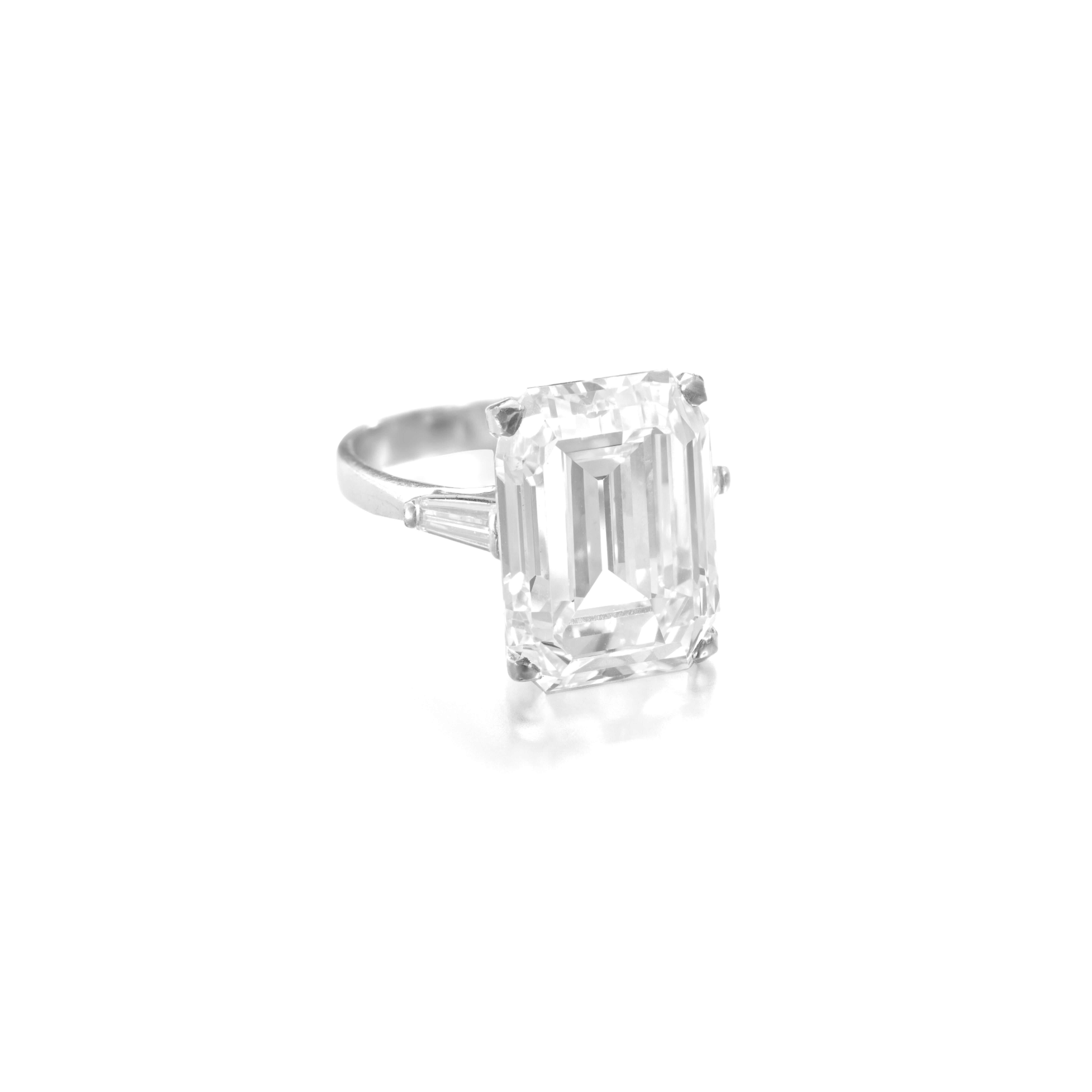 GIA Certificado 10 Quilates Corte Esmeralda  Anillo de compromiso en platino Corte esmeralda en venta