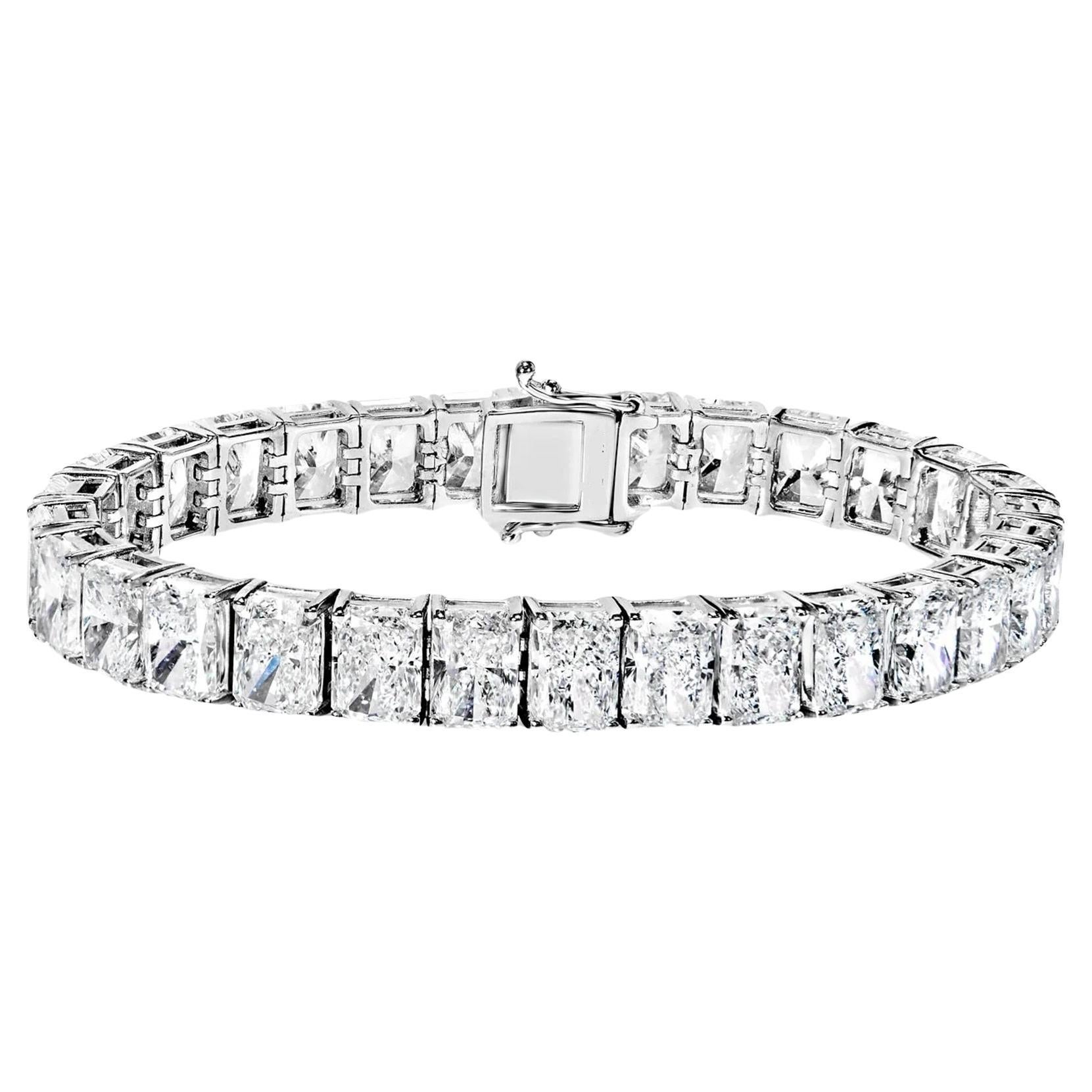 This elegant tennis bracelet is designed with exquisite craftsmanship, crafted from lustrous platinum to ensure durability and timeless elegance. Adorning the bracelet are a total of 30 stunning radiant-cut diamonds, each meticulously set within a