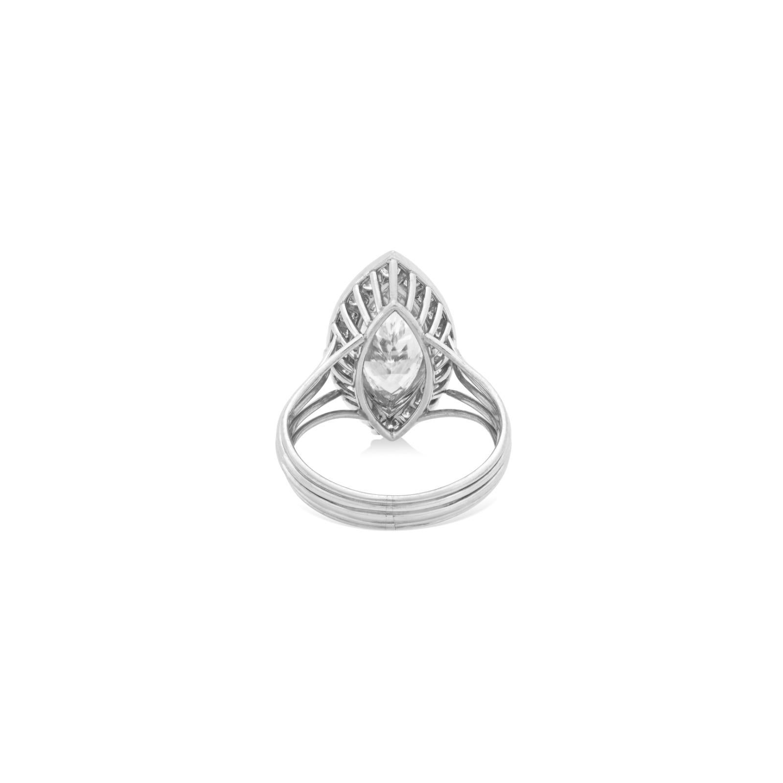 Bague de fiançailles exquise en diamant taillé en marquise de 5 carats - certifiée GIA

Laissez-vous séduire par l'élégance intemporelle de cette époustouflante bague de fiançailles certifiée GIA et ornée d'un diamant taille émeraude de 5.00 carats,