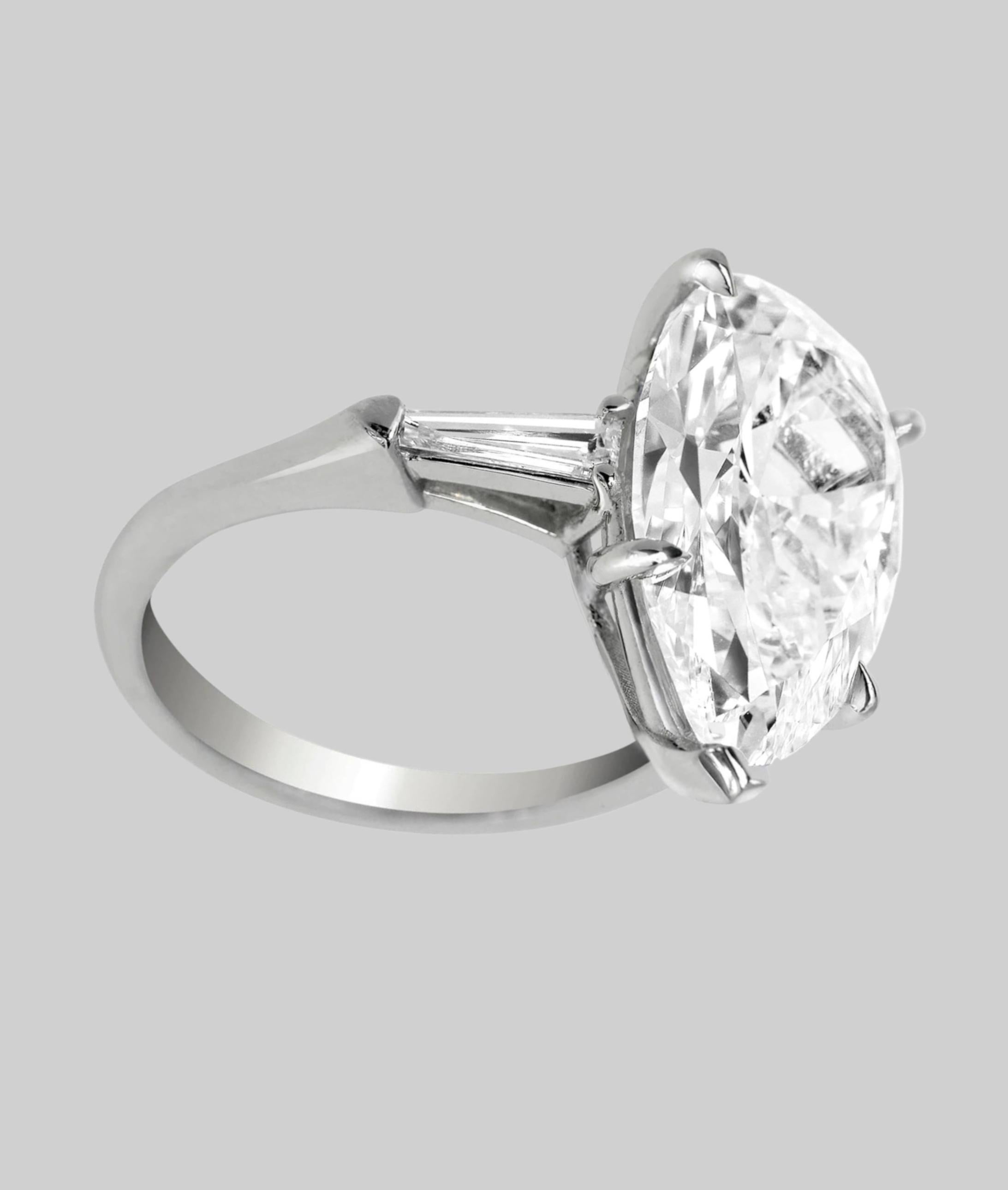 Taille poire Bague avec diamant royal de 5 carats certifié GIA en vente