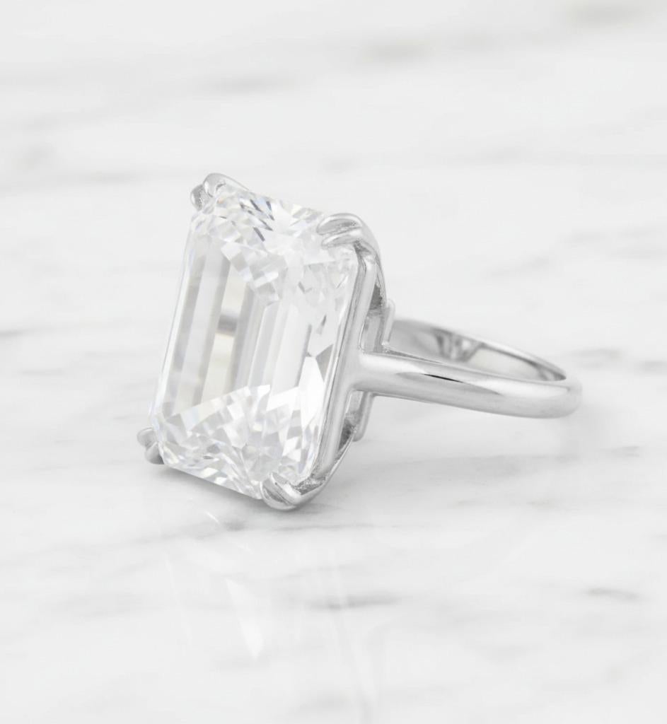 52,55 Karat Natürlicher Diamant im Smaragd-Schliff, gefasst in Platin

Ein atemberaubender natürlicher Diamant im Smaragdschliff von 52,55 Karat, zertifiziert von HRD Antwerpen. Dieser außergewöhnliche Edelstein hat eine getönte weiße (L) Farbe und