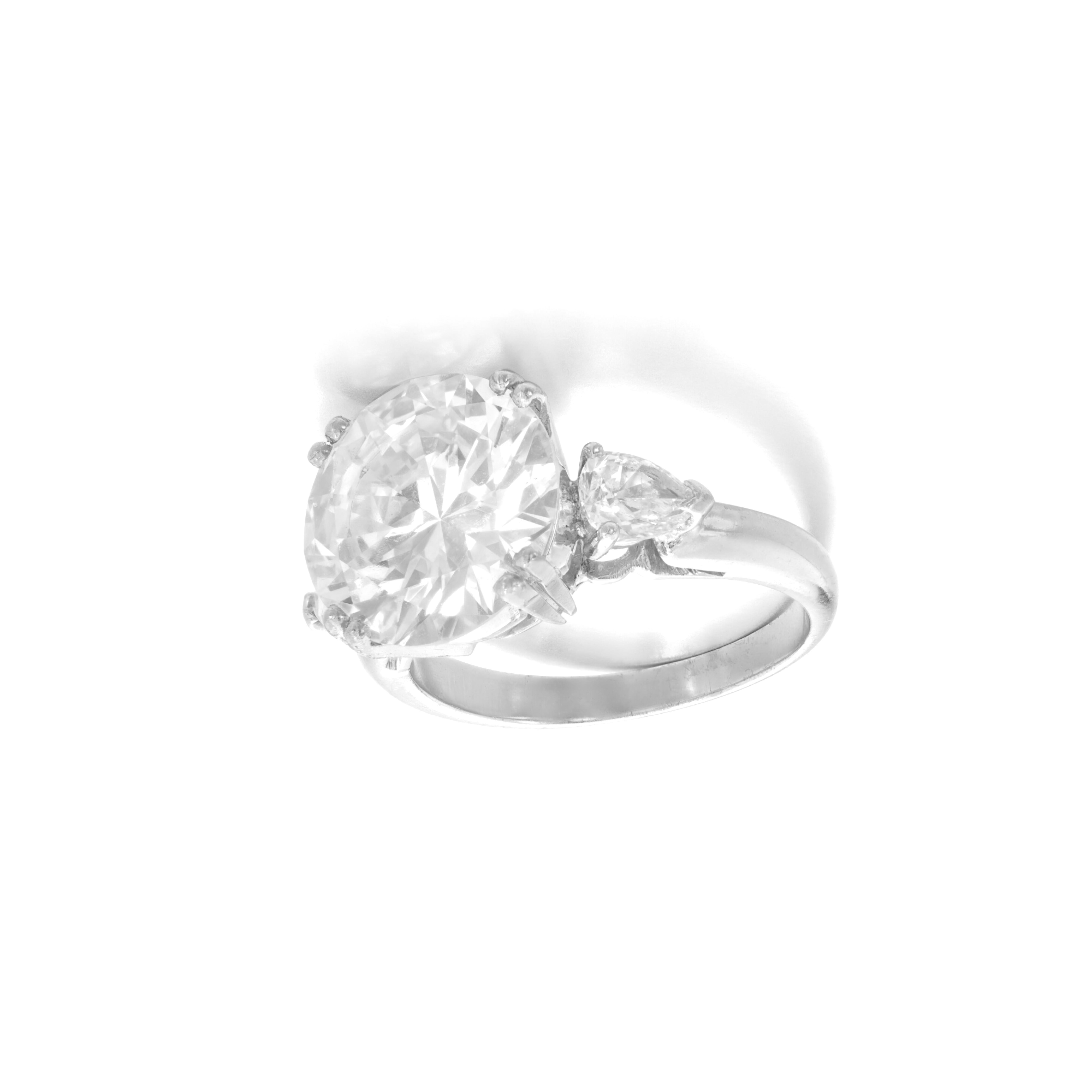 Squisito anello di fidanzamento con diamante taglio rotondo da 6 carati - certificato GIA

Lasciati conquistare dall'eleganza senza tempo di questo anello di fidanzamento con diamante taglio smeraldo da 6.00 carati, certificato GIA e realizzato in