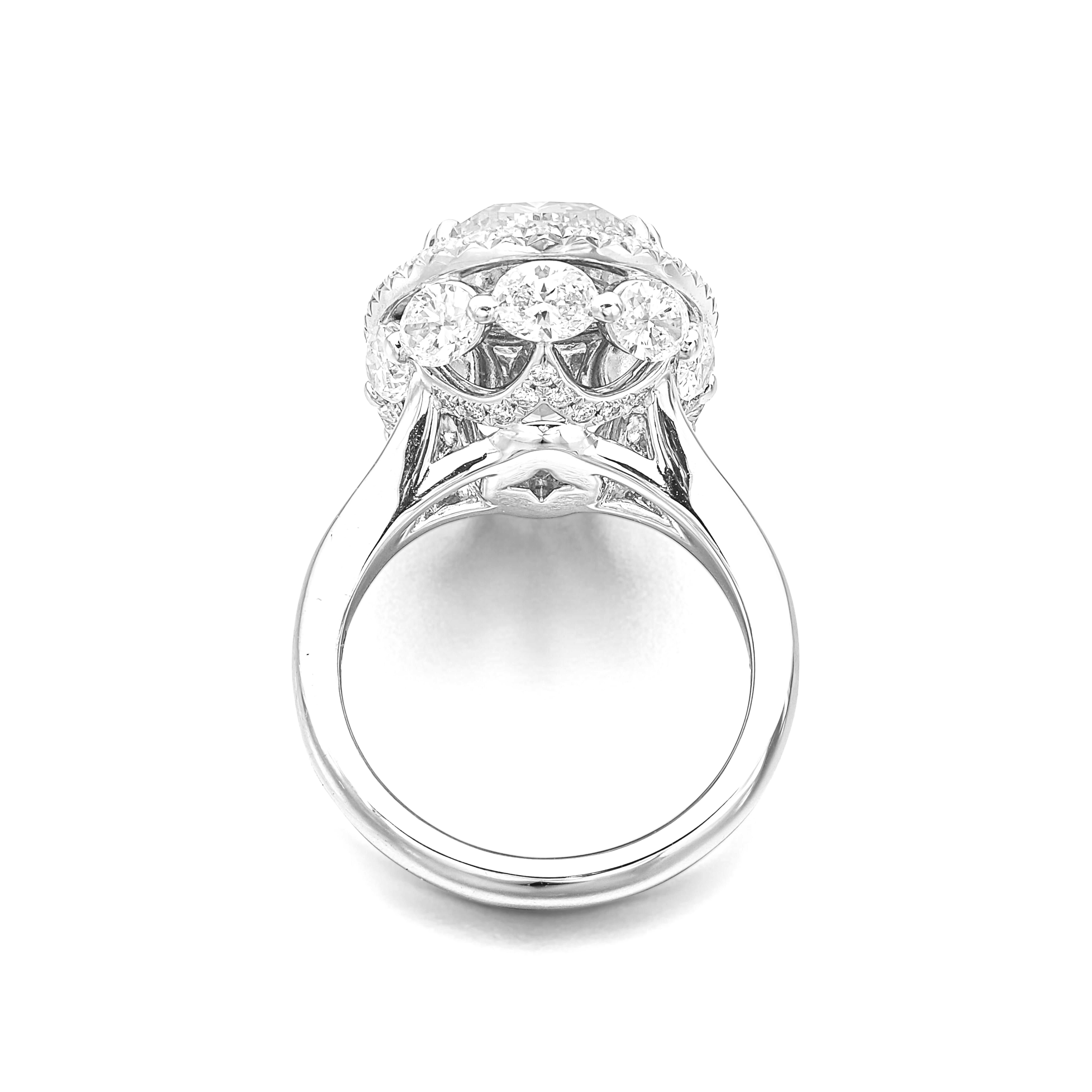 Squisito anello di fidanzamento con diamante taglio smeraldo da 6 carati - certificato GIA

Lasciati conquistare dall'eleganza senza tempo di questo anello di fidanzamento con diamante taglio smeraldo da 6.00 carati, certificato GIA e realizzato in