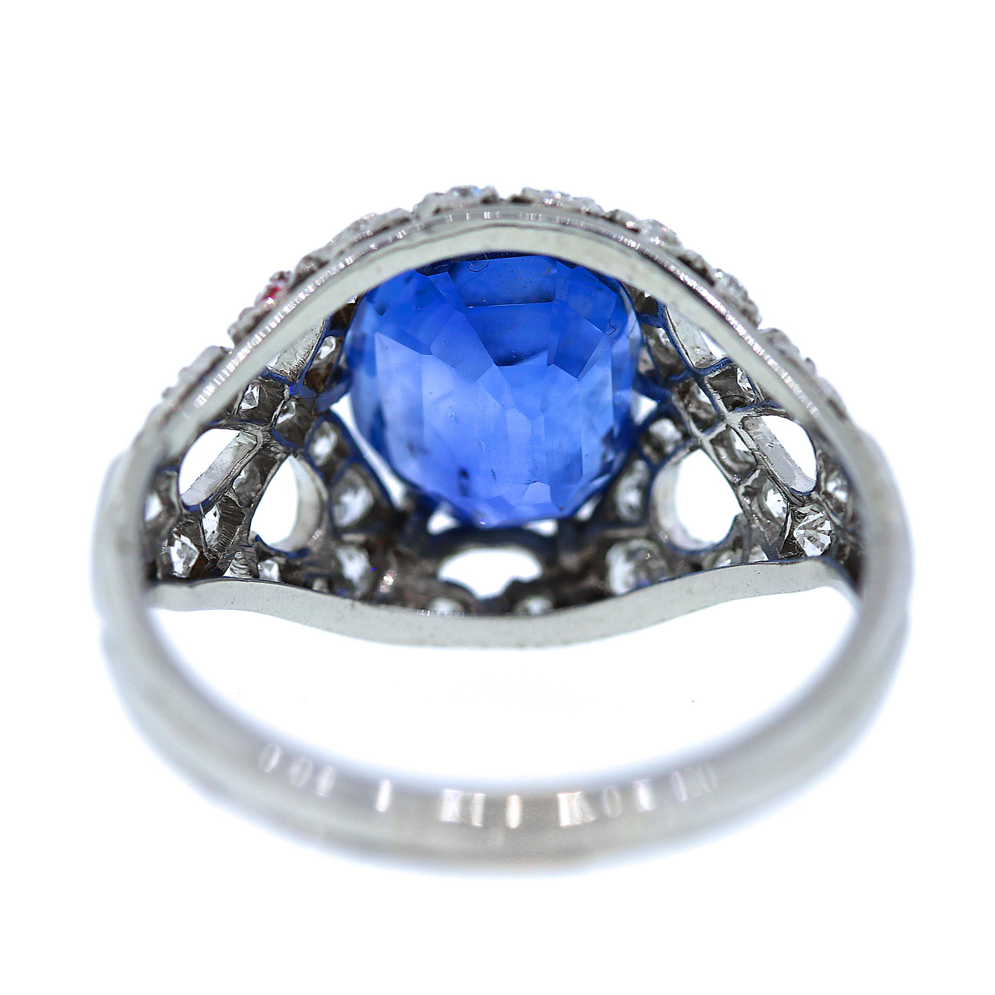 GIA Certifed Vintage No-Heat Natural Sapphire and Diamond Ring In Excellent Condition For Sale In New York, NY