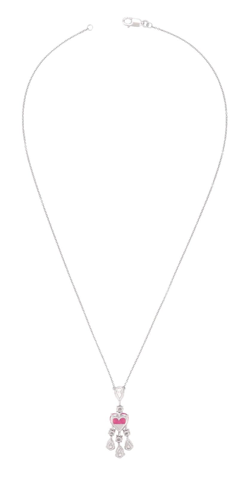 Uno squisito ciondolo con un diamante rosa di qualità da investimento a forma di cuore.
1 carato
colore rosa uniforme

La collana è stata incastonata in platino con 3 diamanti taglio pera e 3 diamanti ovali, tutti di colore e e purezza vvs