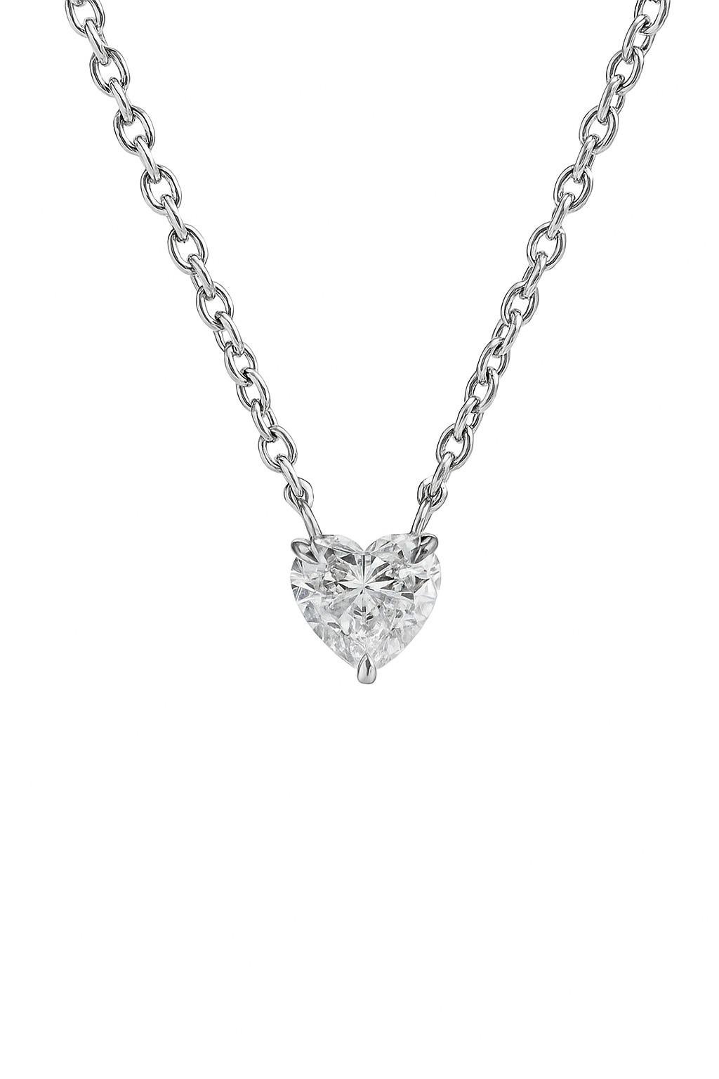 Cet élégant collier solitaire en platine nouvellement créé est centré sur un superbe diamant naturel taille brillant de 1,59 carat, de couleur G et de pureté VVS2 selon GIA. Le diamant présente une teinte blanche brillante et une pureté interne