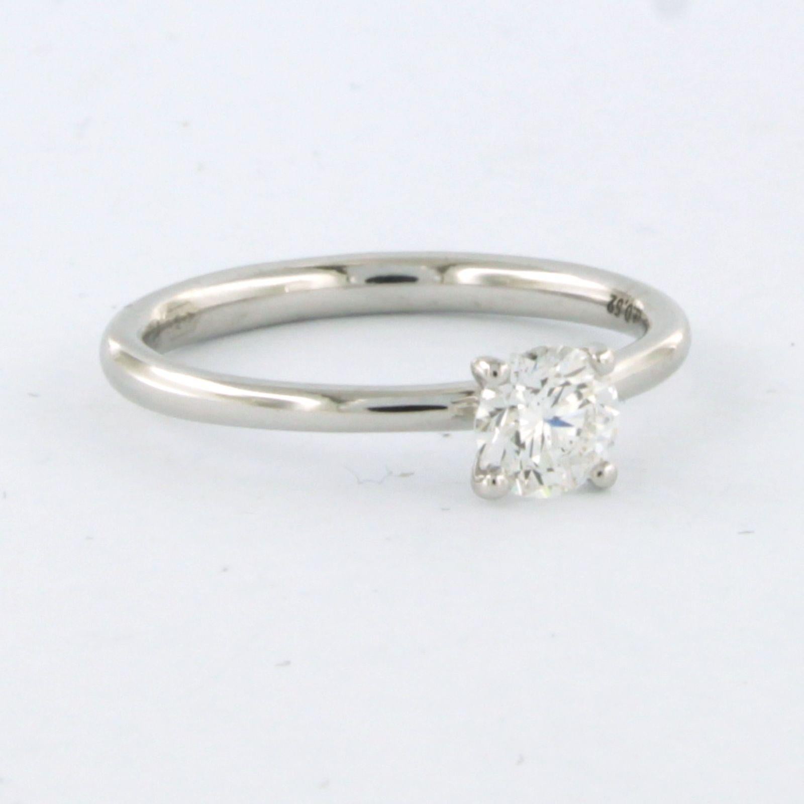 Modern GIA certificate. - 18k gold solitaire ring with diamond For Sale